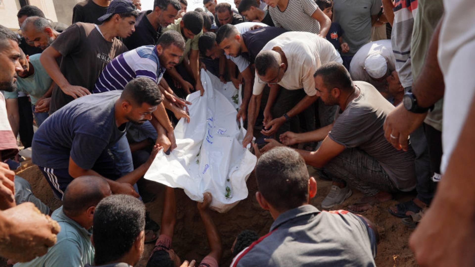 شهداء من عائلة قديح في خزاعة جنوب قطاع غزة