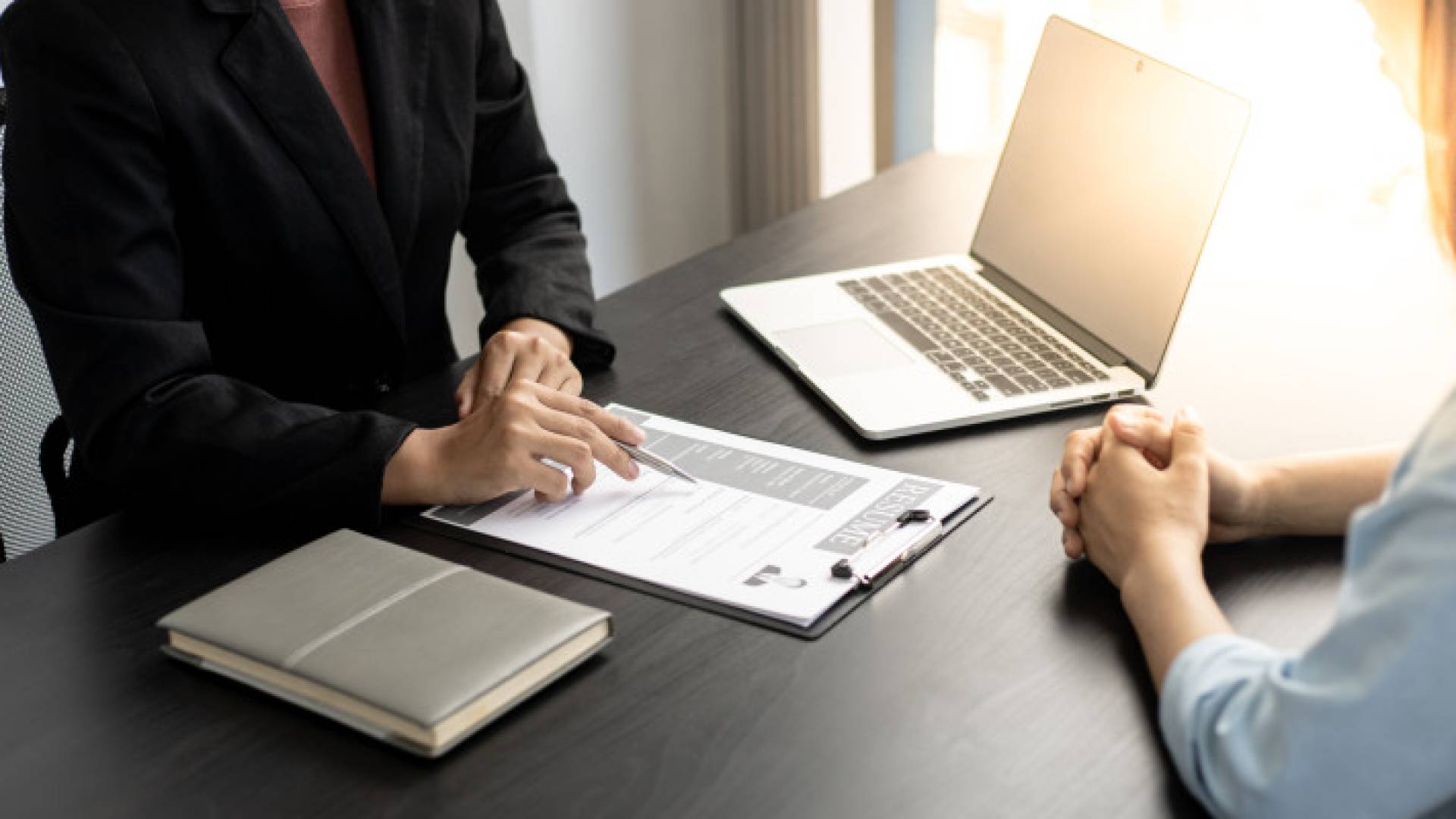 صورة تعبر عن مقابلة وظيفية