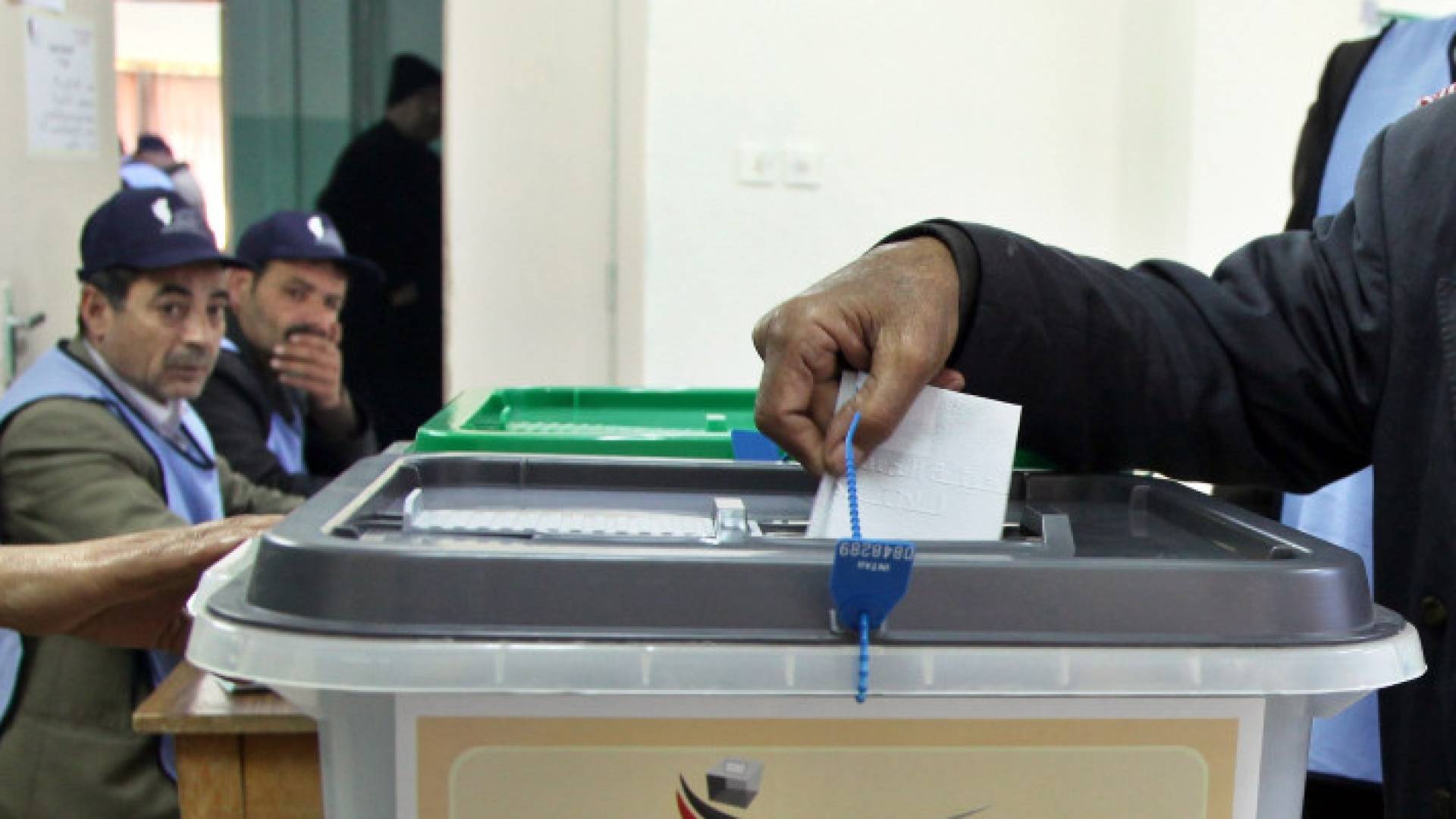 شخص بدلو بصوته