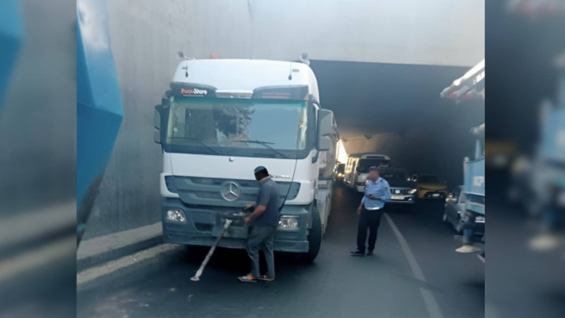 تعطل مركبة شحن داخل نفق الملتقي على طريق المطار