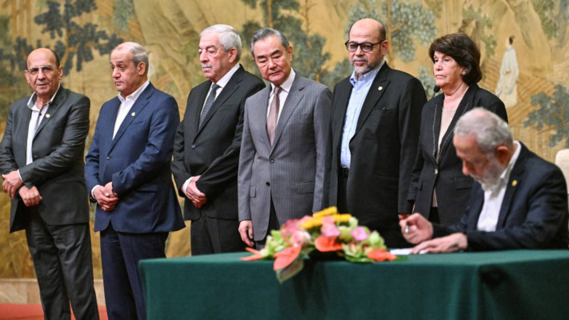 خلال توقيع الفصائل الفلسطينية "إعلان بكين"