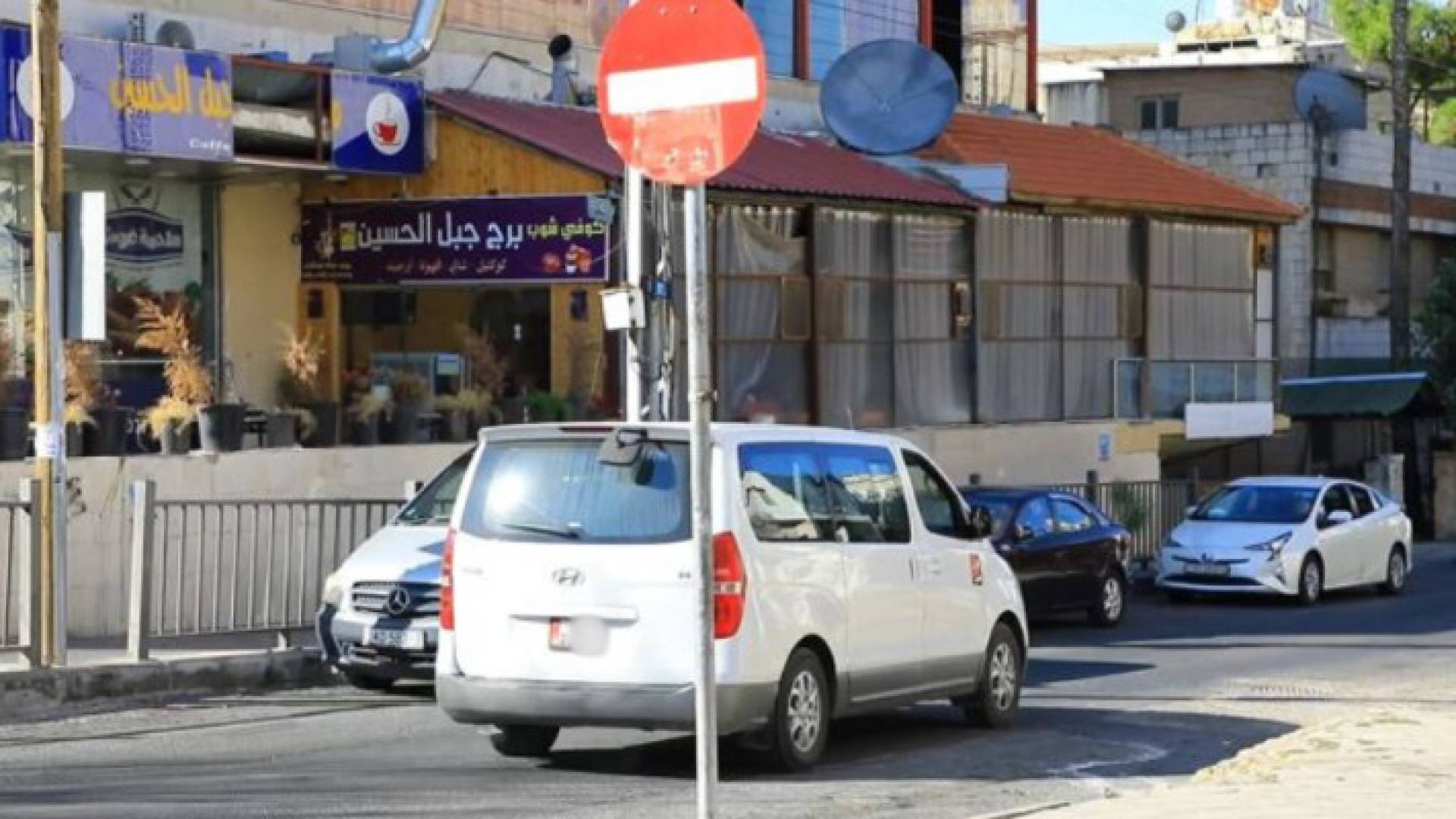 "باص" يحمل لوحة أرقام حكومية يخالف شاخصة "ممنوع المرور" في منطقة جبل الحسين