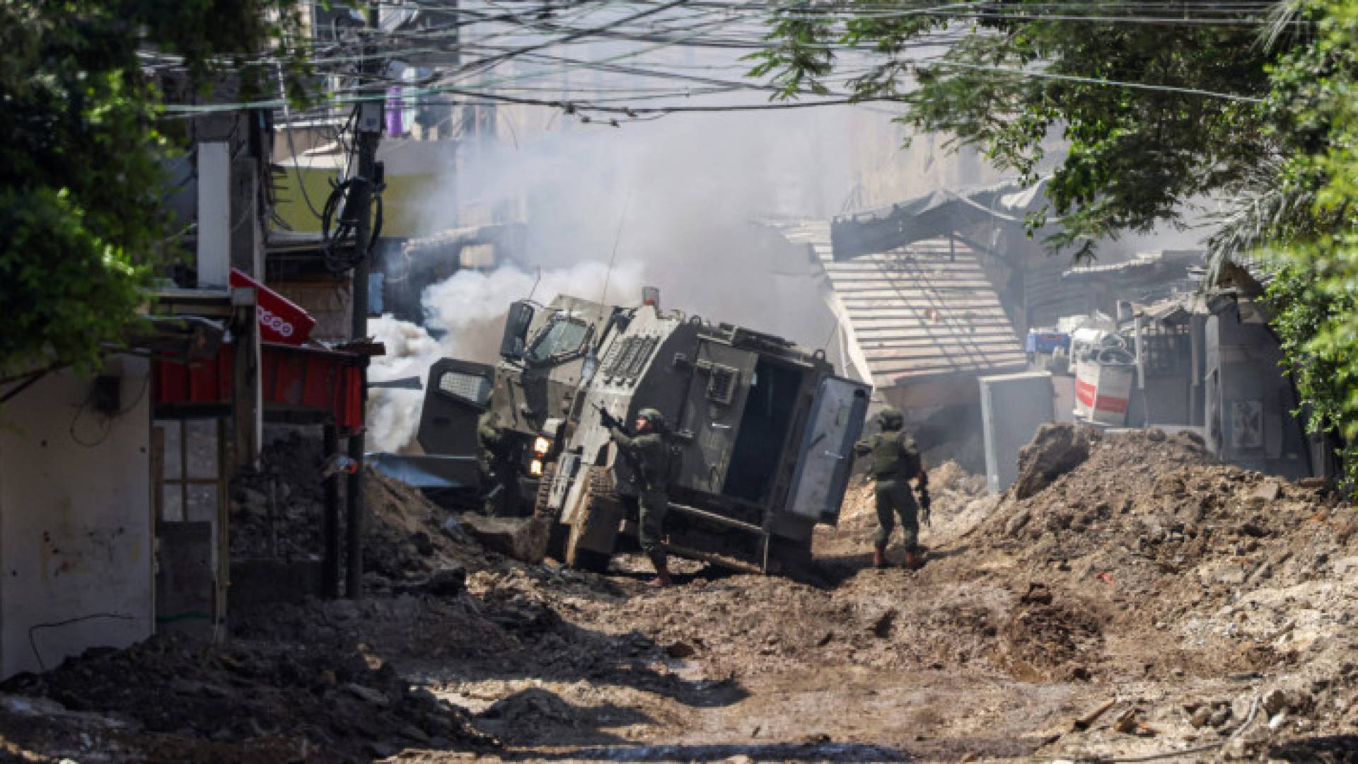 آليات وقوات الاحتلال خلال اقتحام أحد مخيمات الضفة الغربية