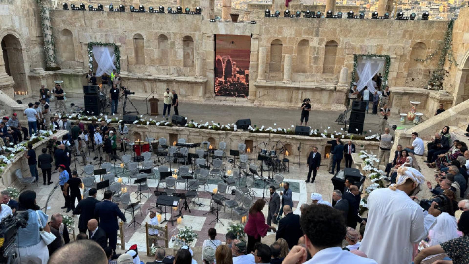 التحضيرات لإفتتاح مهرجان جرش