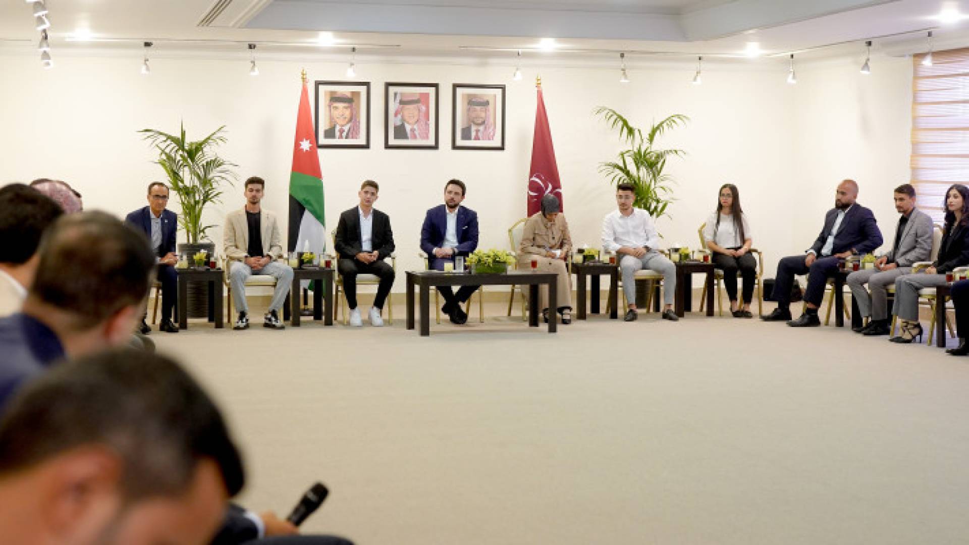 ولي العهد يحاور مجموعة من الشباب في محافظة الزرقاء