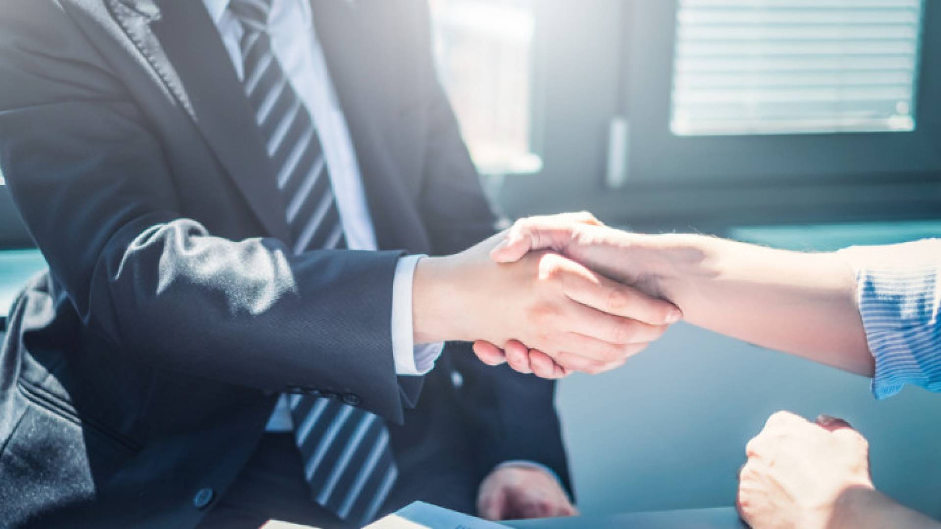 موظف يوقع عقد عمل