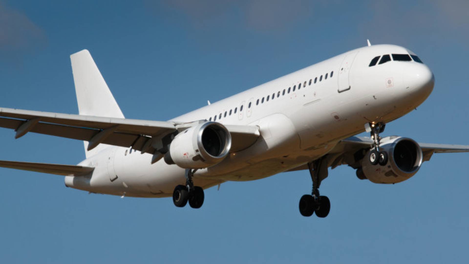 طائرة في السماء