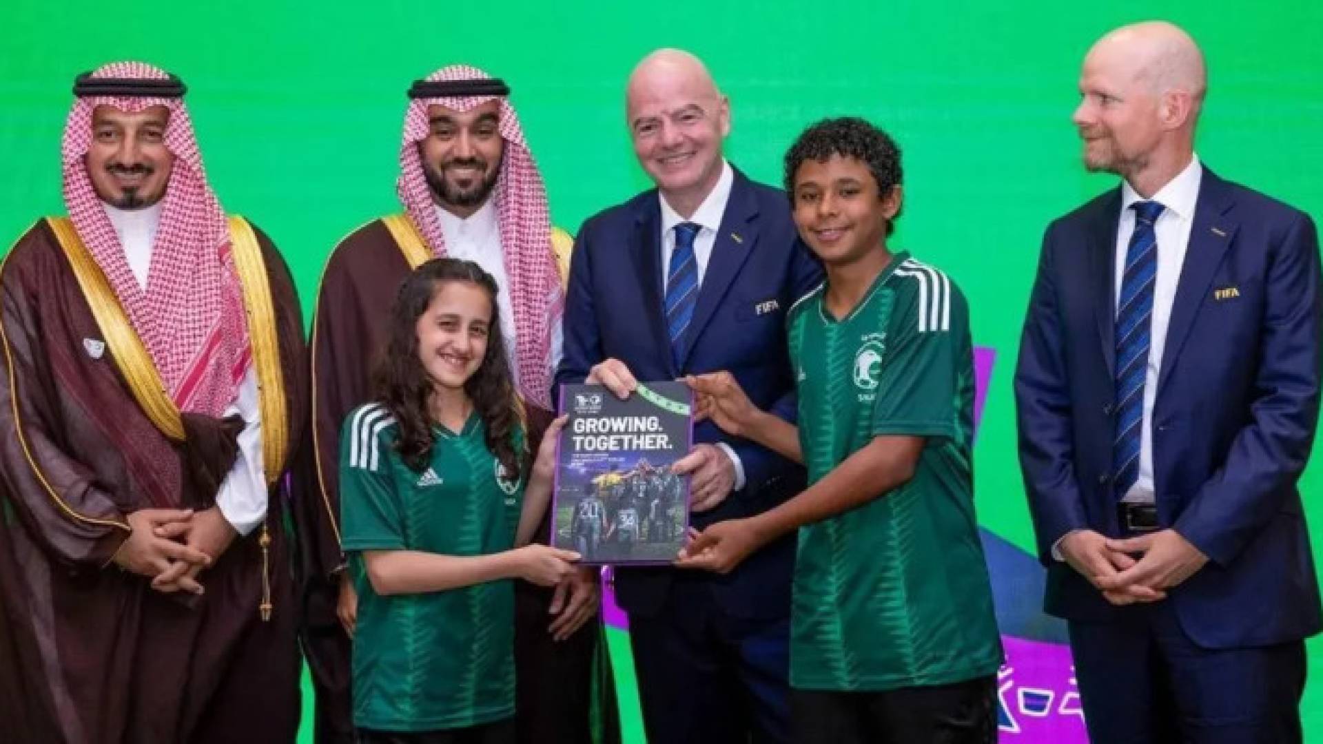 رسميا.. السعودية تسلم ملف الترشح لاستضافة كأس العالم 2034