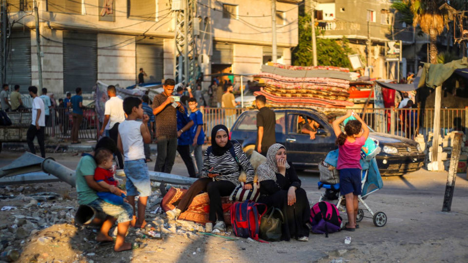 فلسطينيون في مخيم البريج وسط قطاع غزة