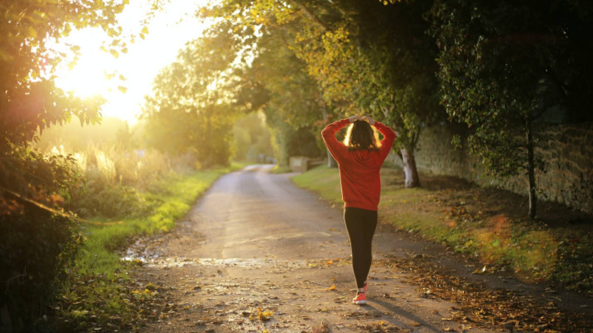 فتاة تتعرض لأشعة الشمس - تعبيرية