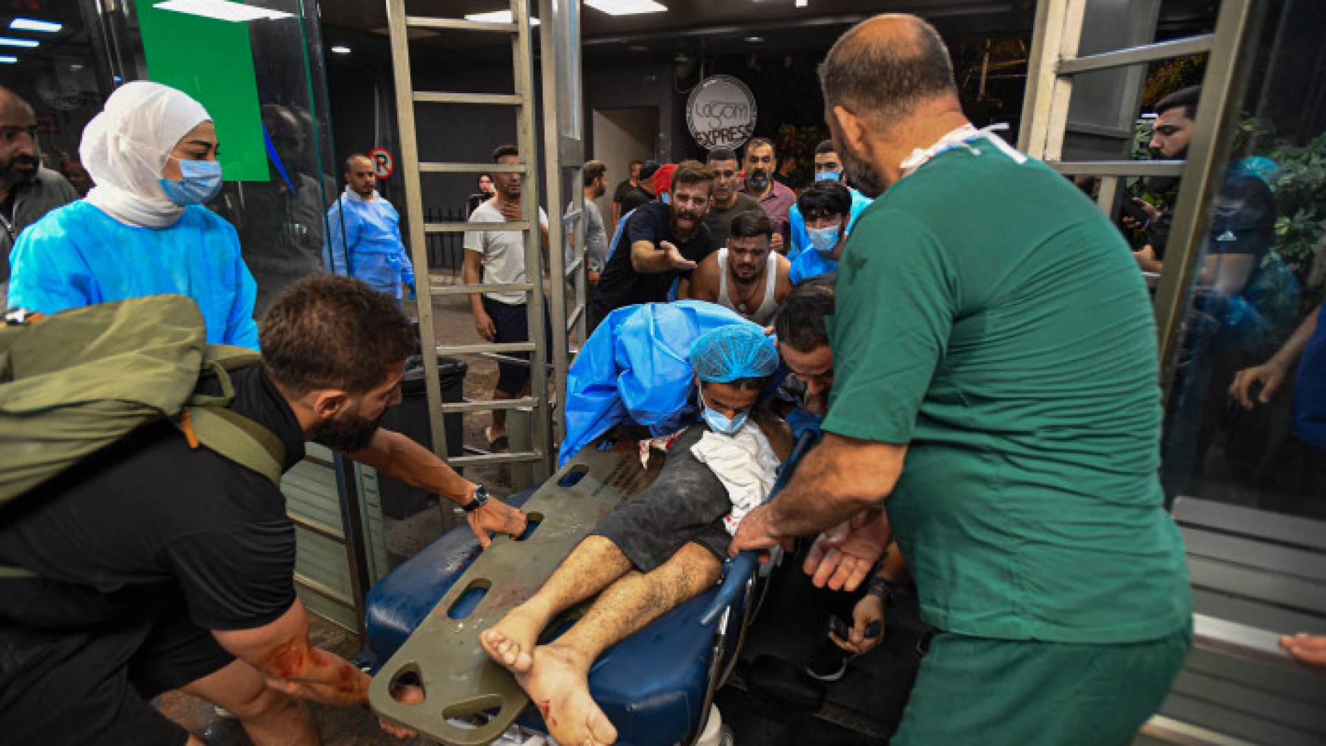 كادر طبي ستقبل شخصا مصابا عقب غارة الاحتلال استهدفت الضاحية الجنوبية لبيروت