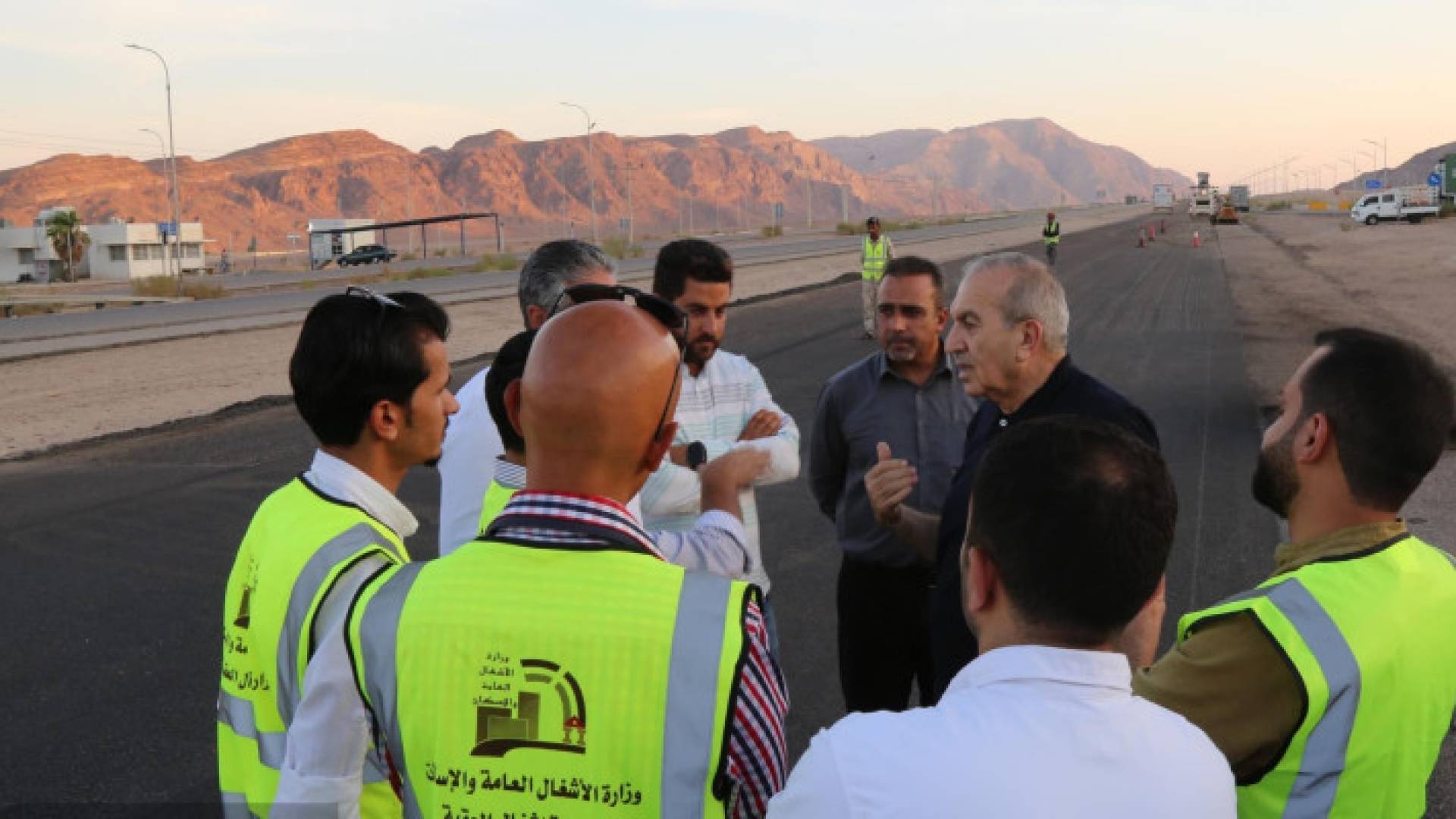 وزير الأشغال يتفقد مشروع صيانة الطريق الصحراوي من منطقة القويرة إلى جسر الاتحاد