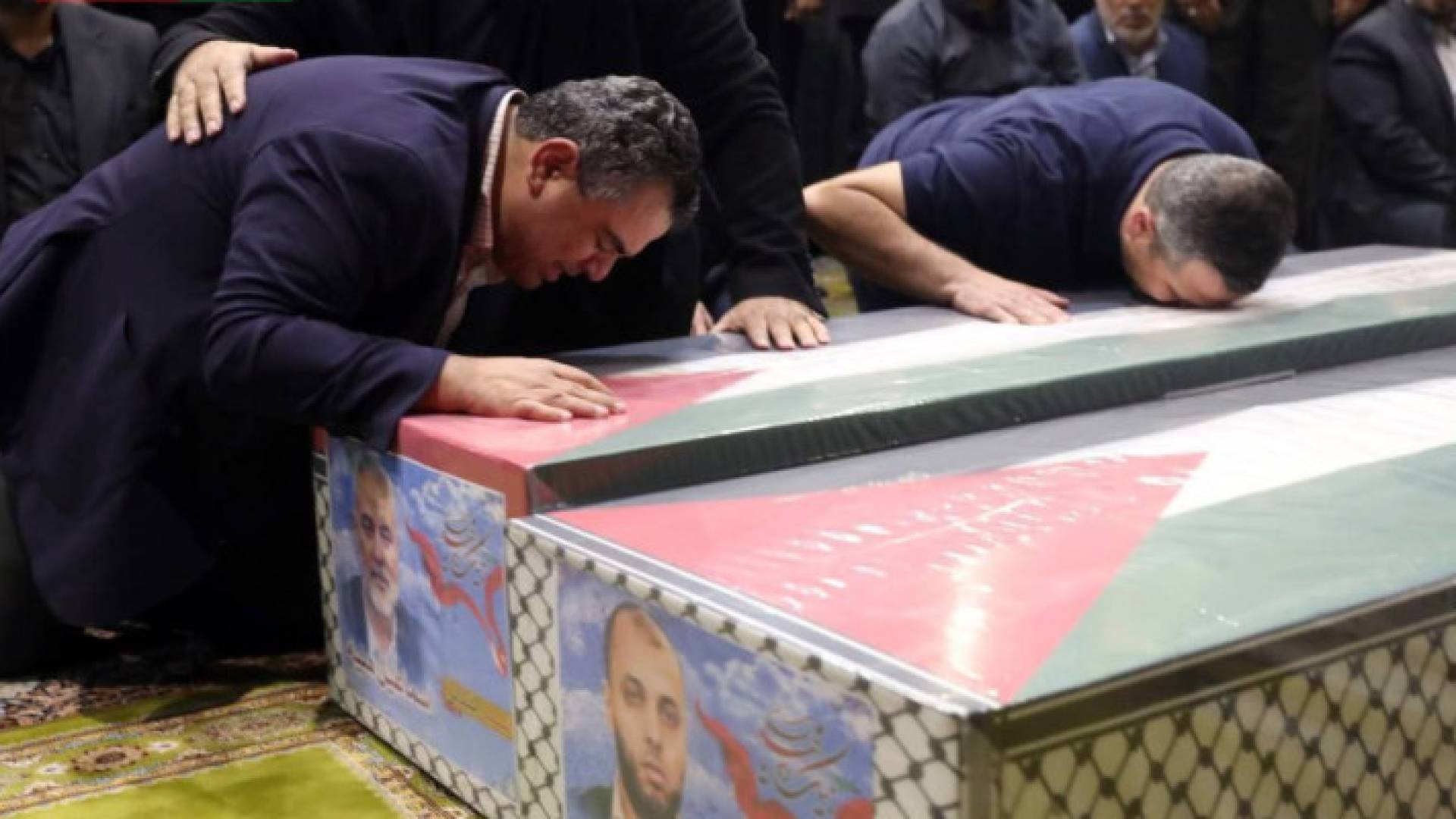 عبد السلام وهمام هنية خلال تشييع جثمان والدهما إسماعيل هنية في طهران