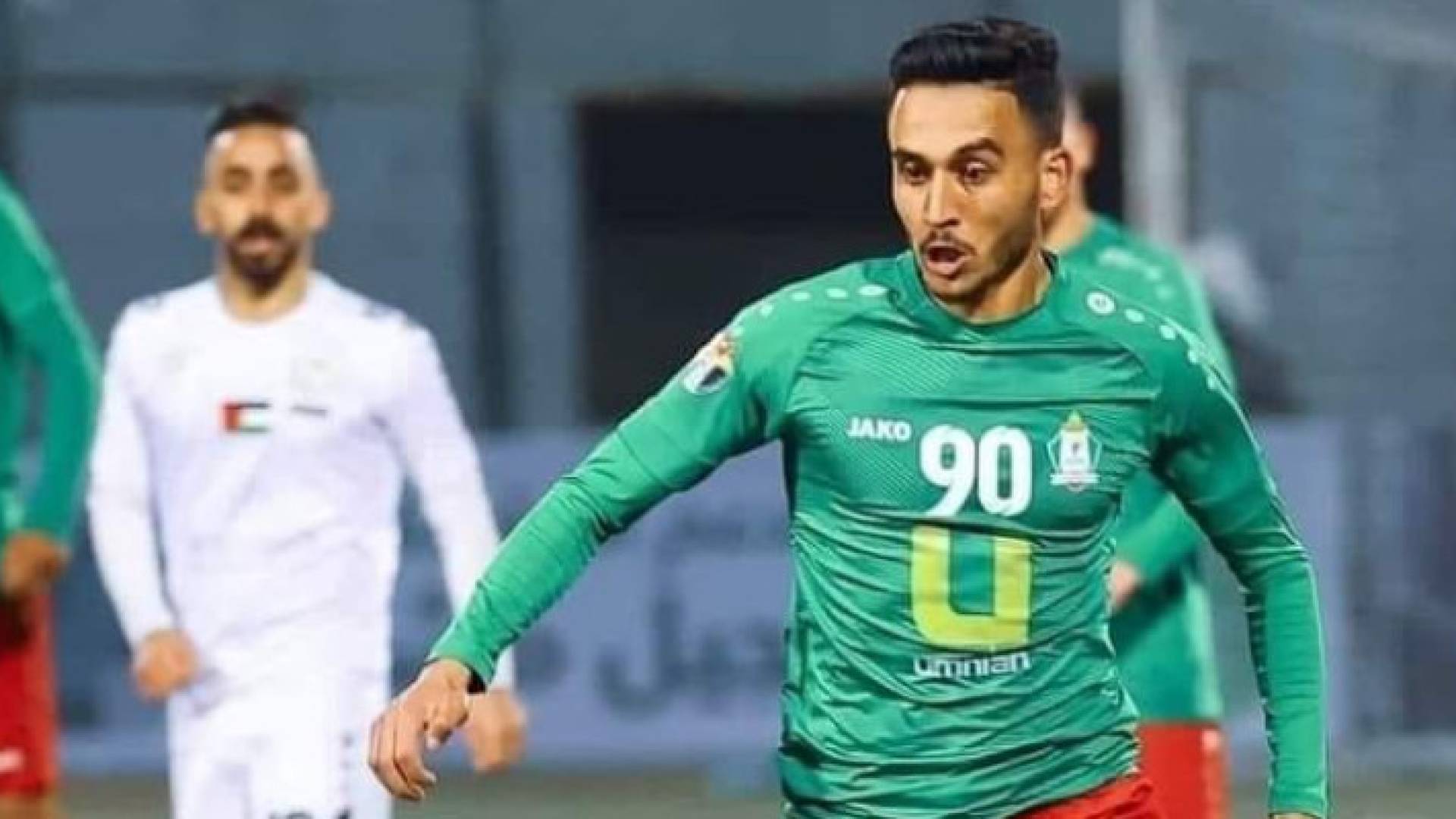 اللاعب أحمد سمير بقميص فريق الوحدات