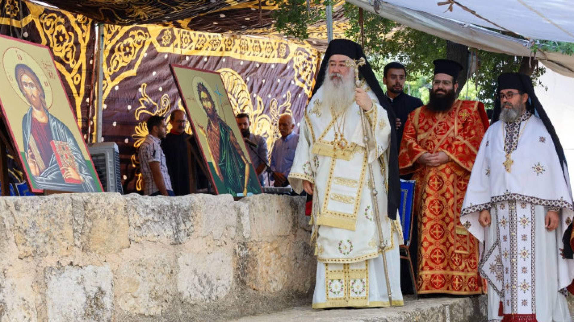 صلاة في الموقع الأثري تل مار الياس شمال الأردن