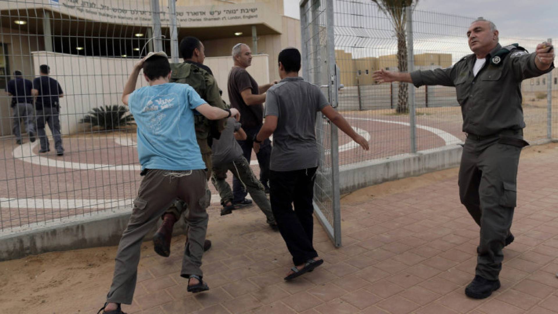 هروب مستوطنين إلى الملاجئ "أرشيفية"