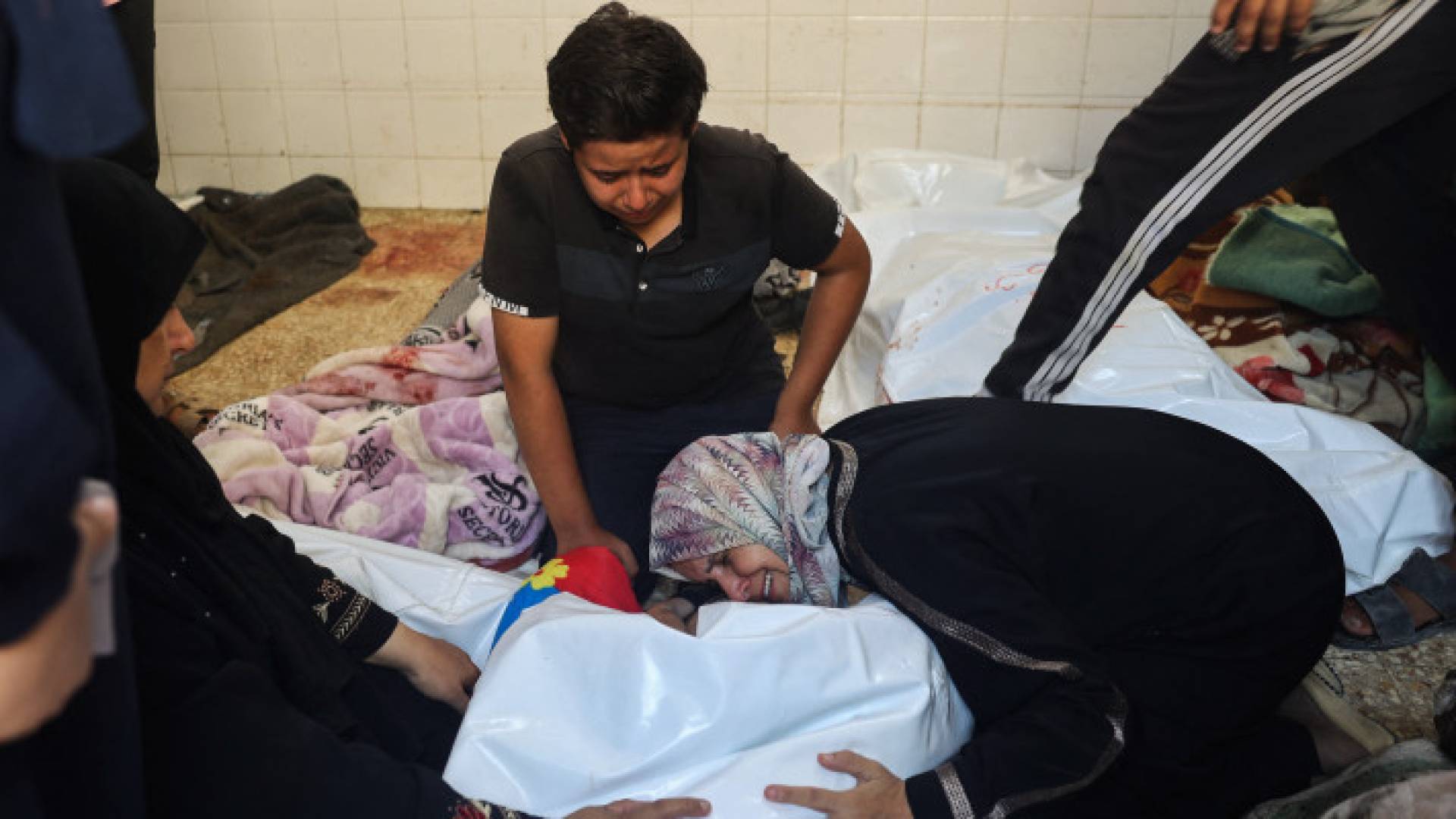 فلسطينية تبكي أحد أفراد عائلتها في غزة