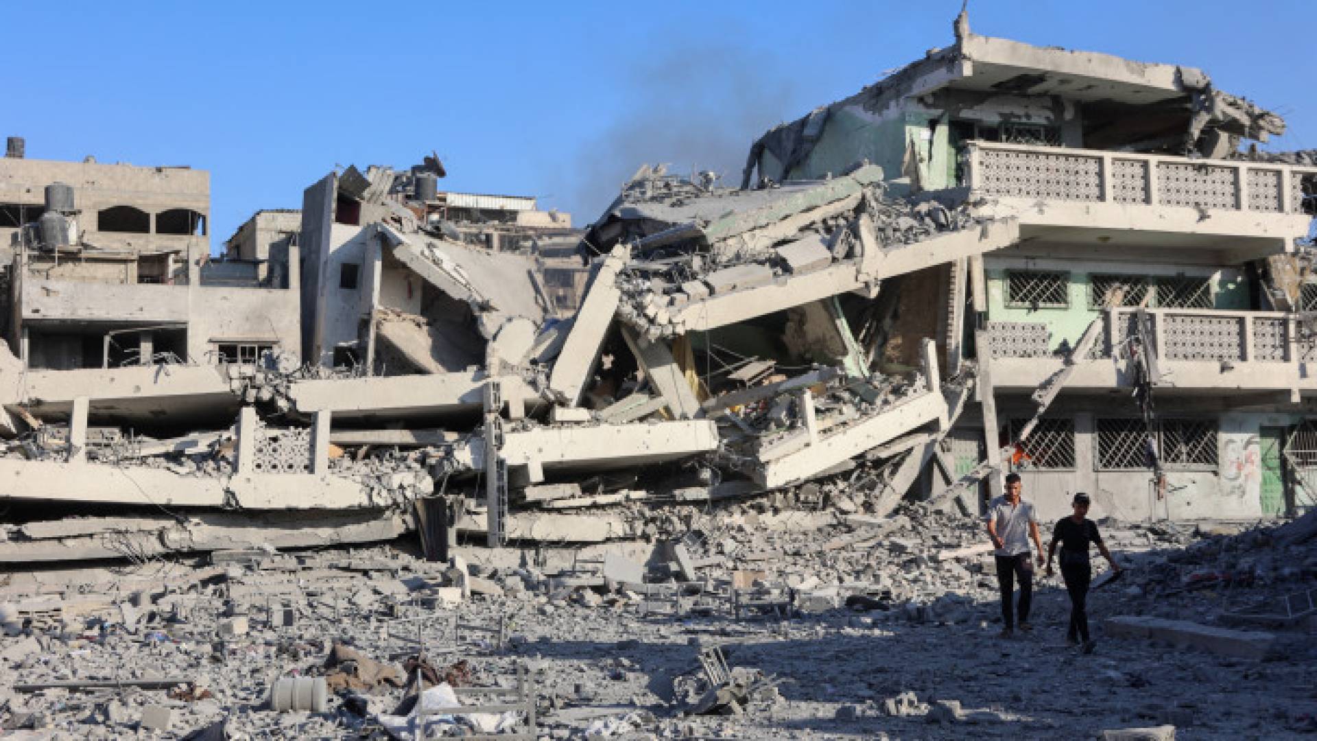 فلسطينيون يتفقدون الأنقاض في أعقاب قصف الاحتلال الذي أصاب مدرستي حمامة والهدى في حي الشيخ رضوان شمال مدينة غزة