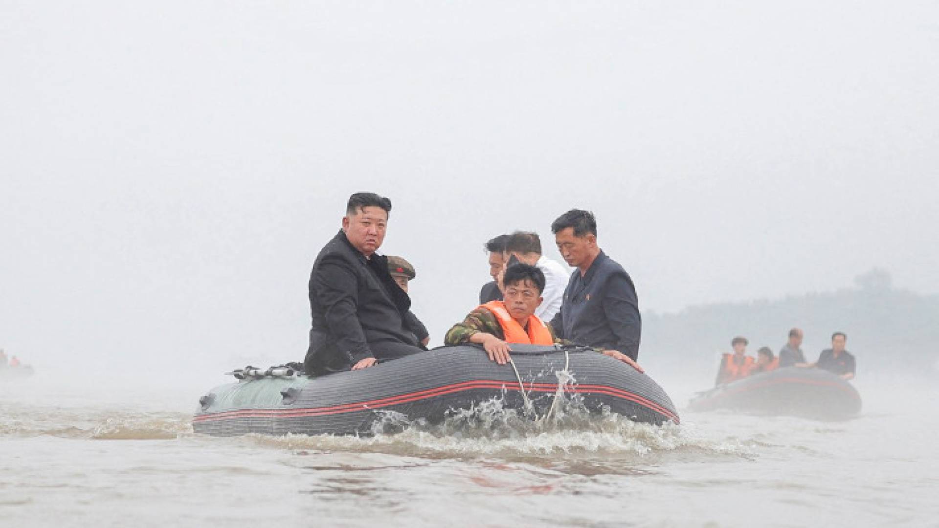 الزعيم الكوري الشمالي كيم جونغ أون خلال مشاركته في عمليات الإنقاض جراء الفيضانات