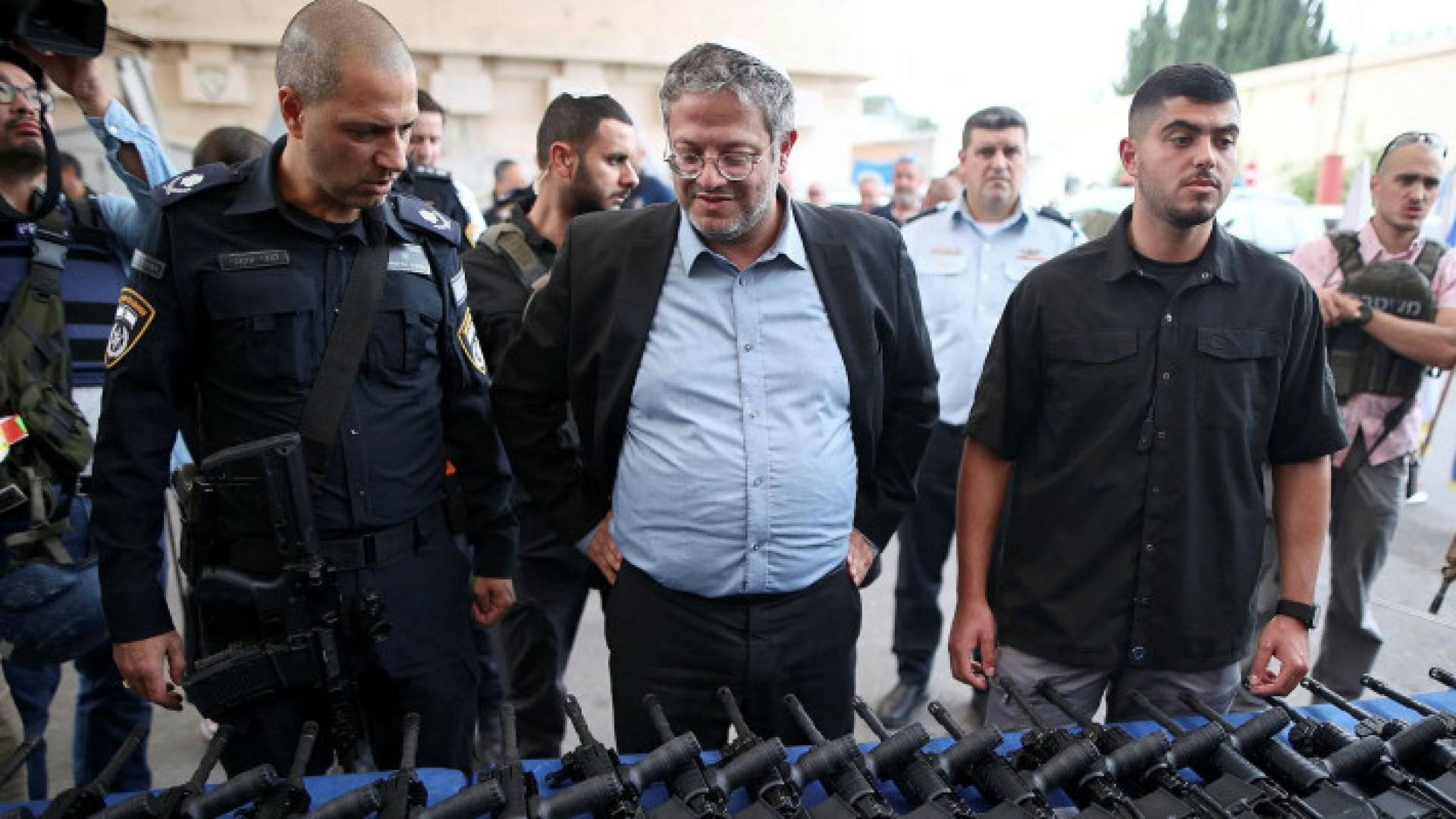 وزير الأمن القومي في حكومة الاحتلال الإسرائيلي إيتمار بن غفير يوزع السلاح - أرشيفية