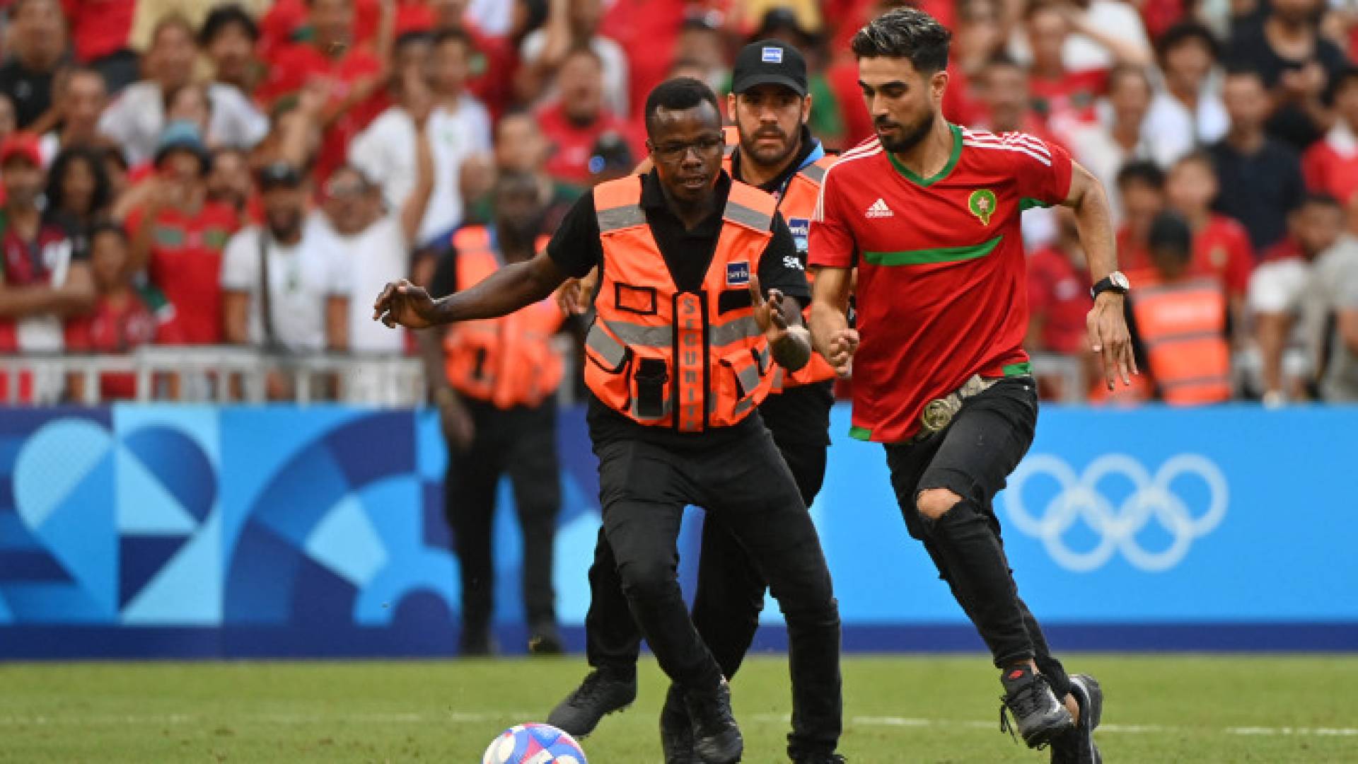 مشجع يقتحم الملعب في مباراة نصف نهائي المغرب واسبانيا