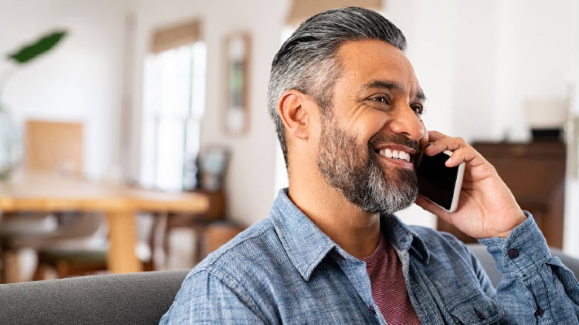 شخص يجري مكالمة هاتفية