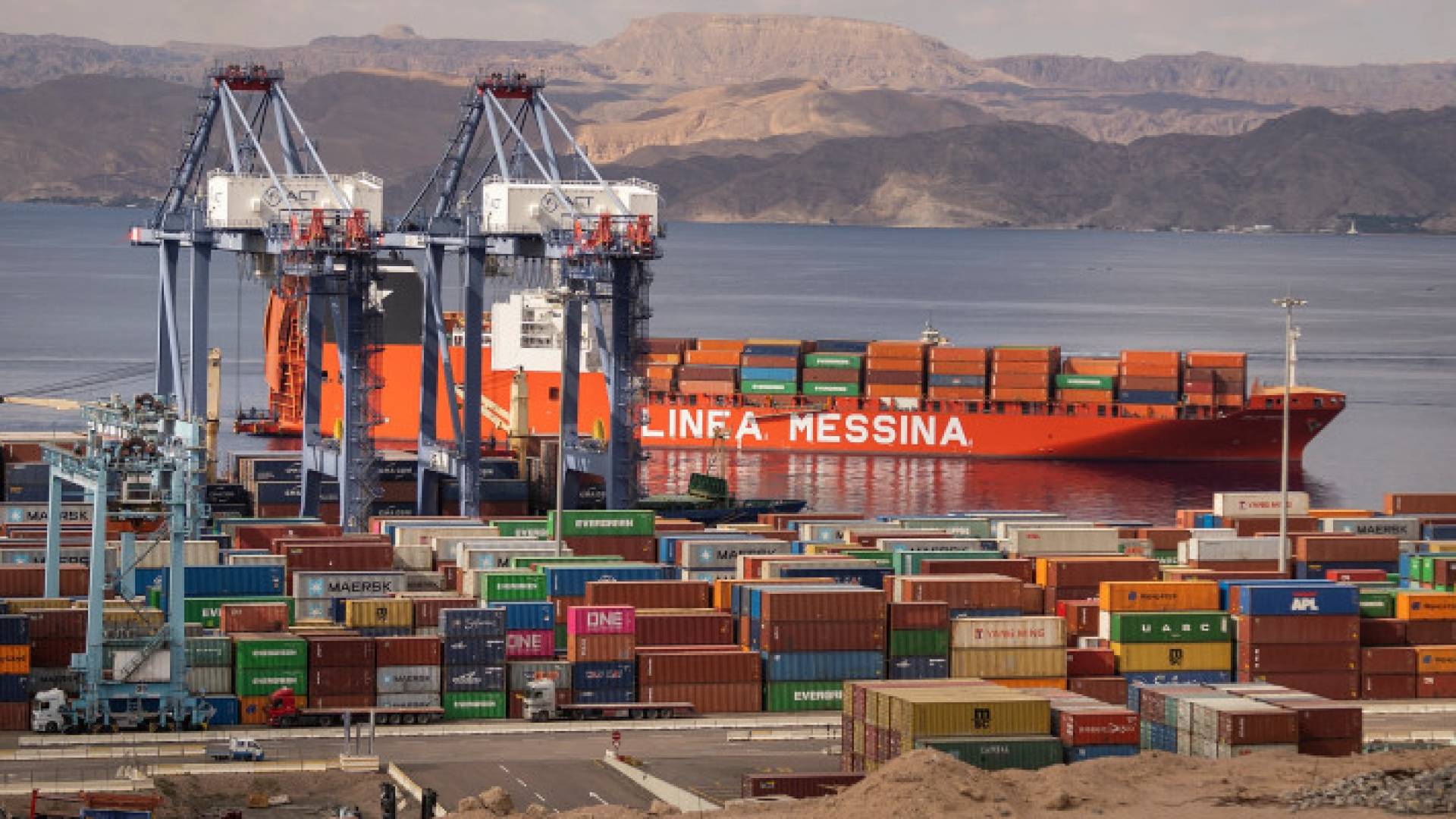 باخرة شحن في ميناء العقبة