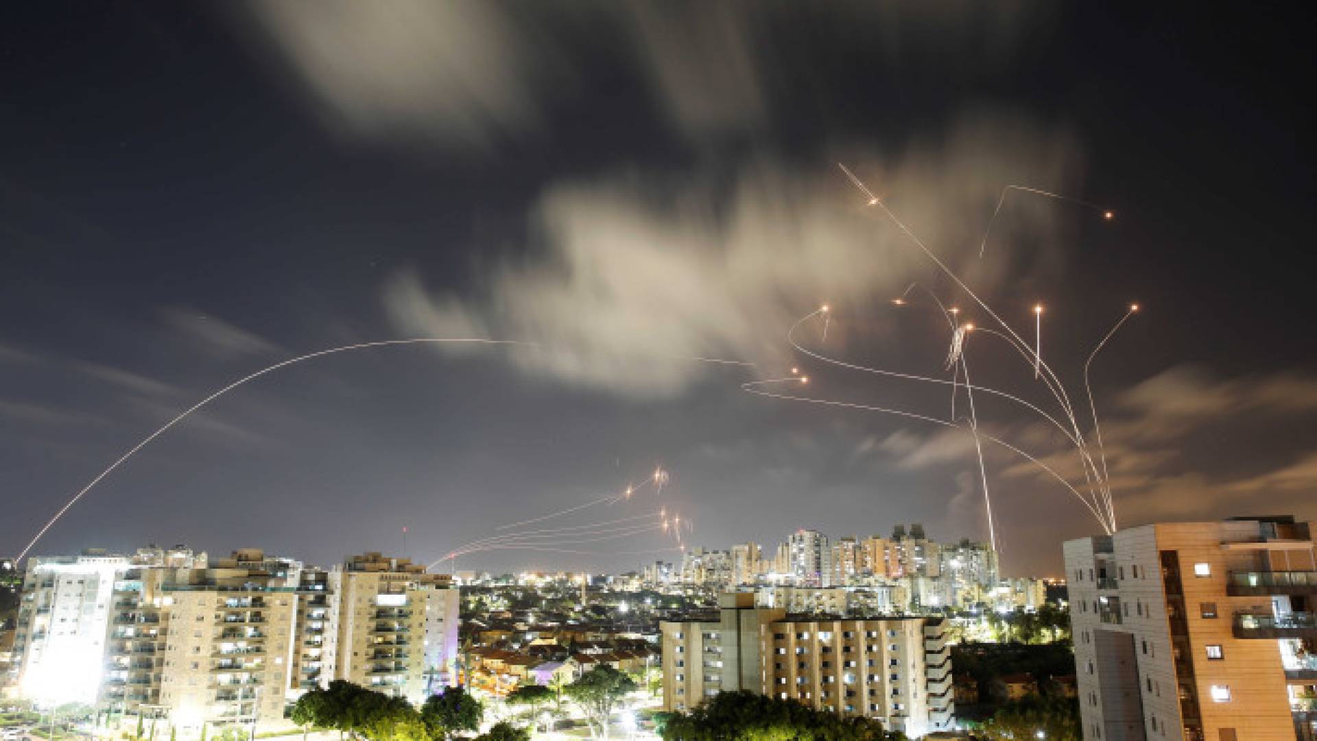 رشقة صاروخية تستهدف الأراضي الفلسطينية المحتلة
