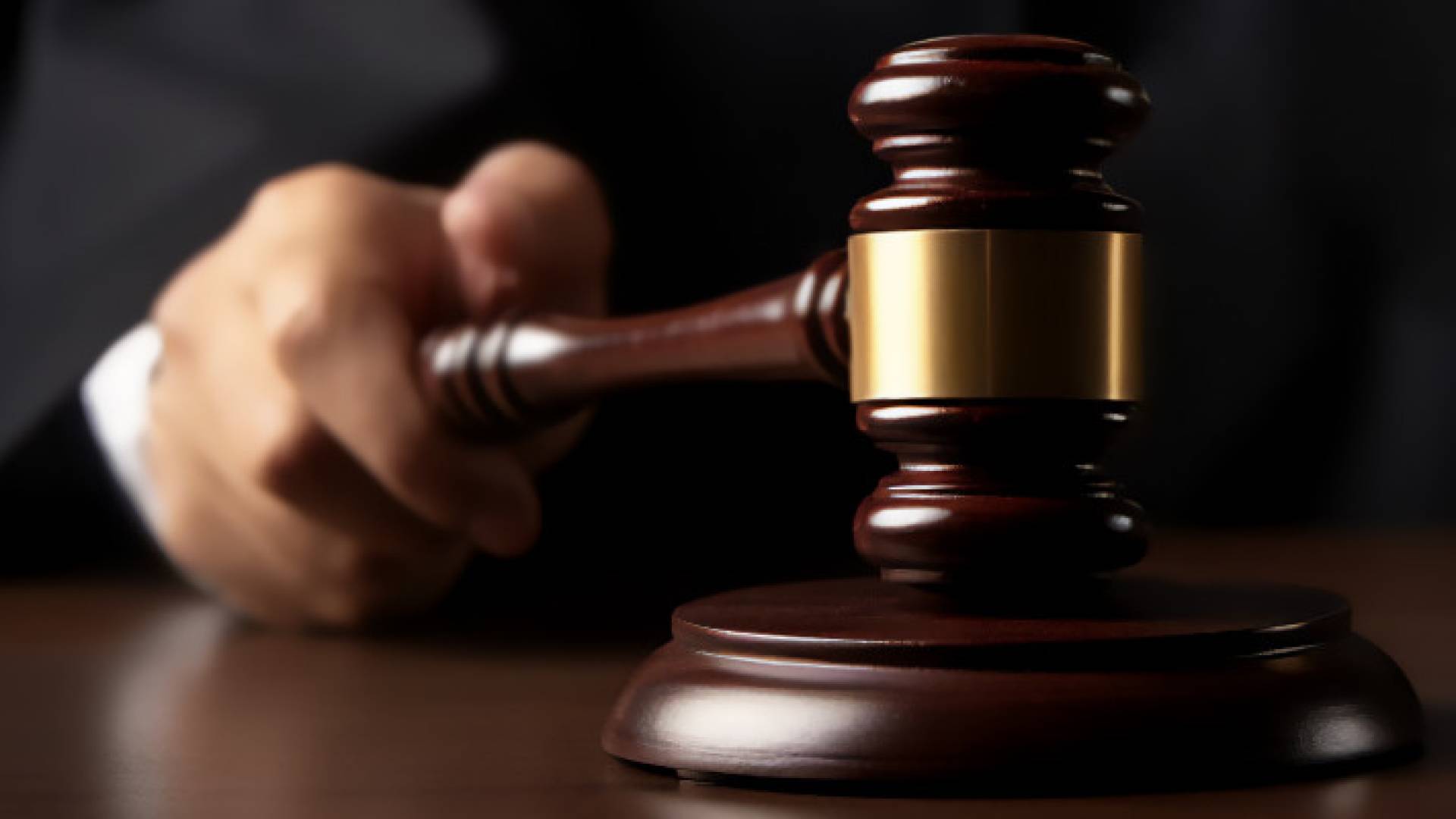 مطرقة قاض وسندان