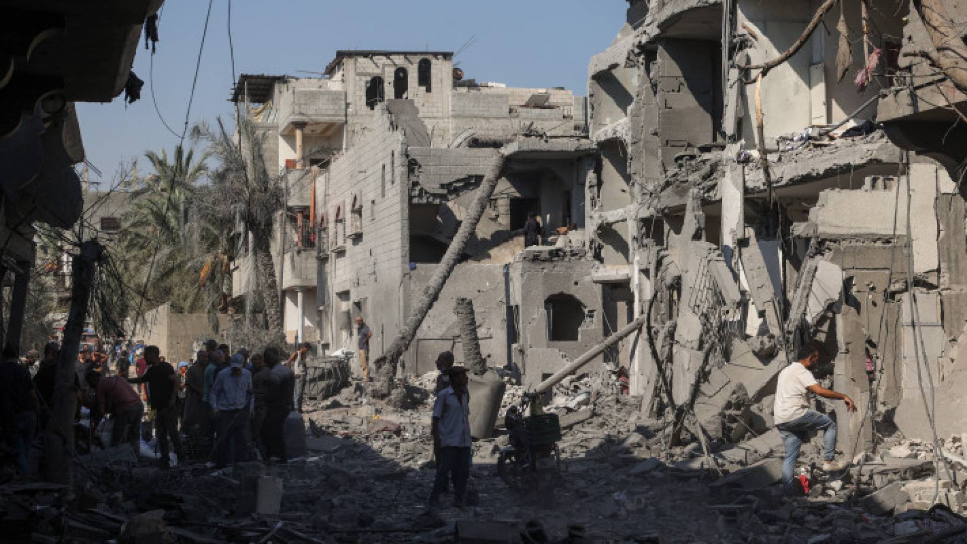 فلسطينيون يتفقدون الدمار في دير البلح بوسط قطاع غزة بعد قصف الاحتلال