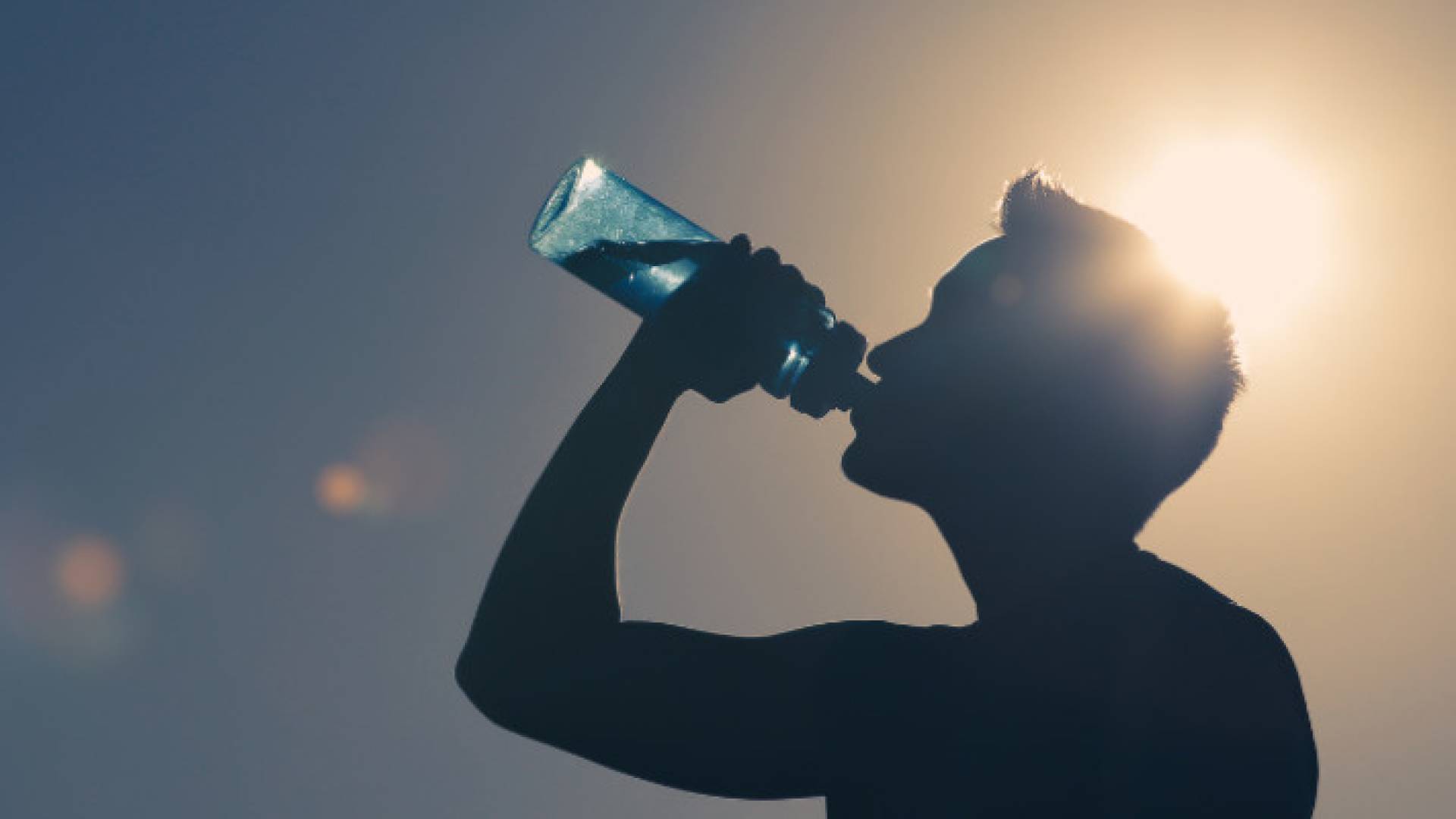 شخص يشرب الماء