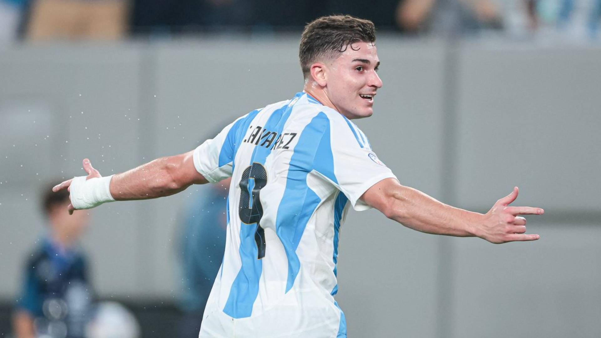 المهاجم الأرجنتيني خوليان ألفاريز