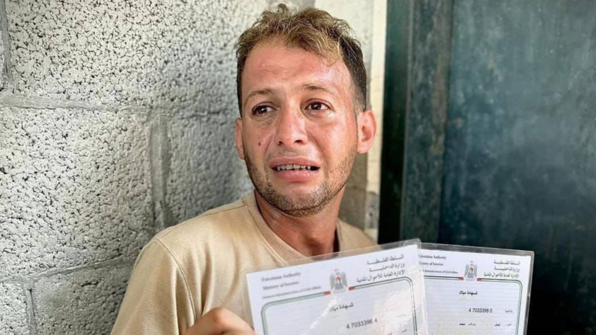 والد الطفلتان محمد أبو القمصان