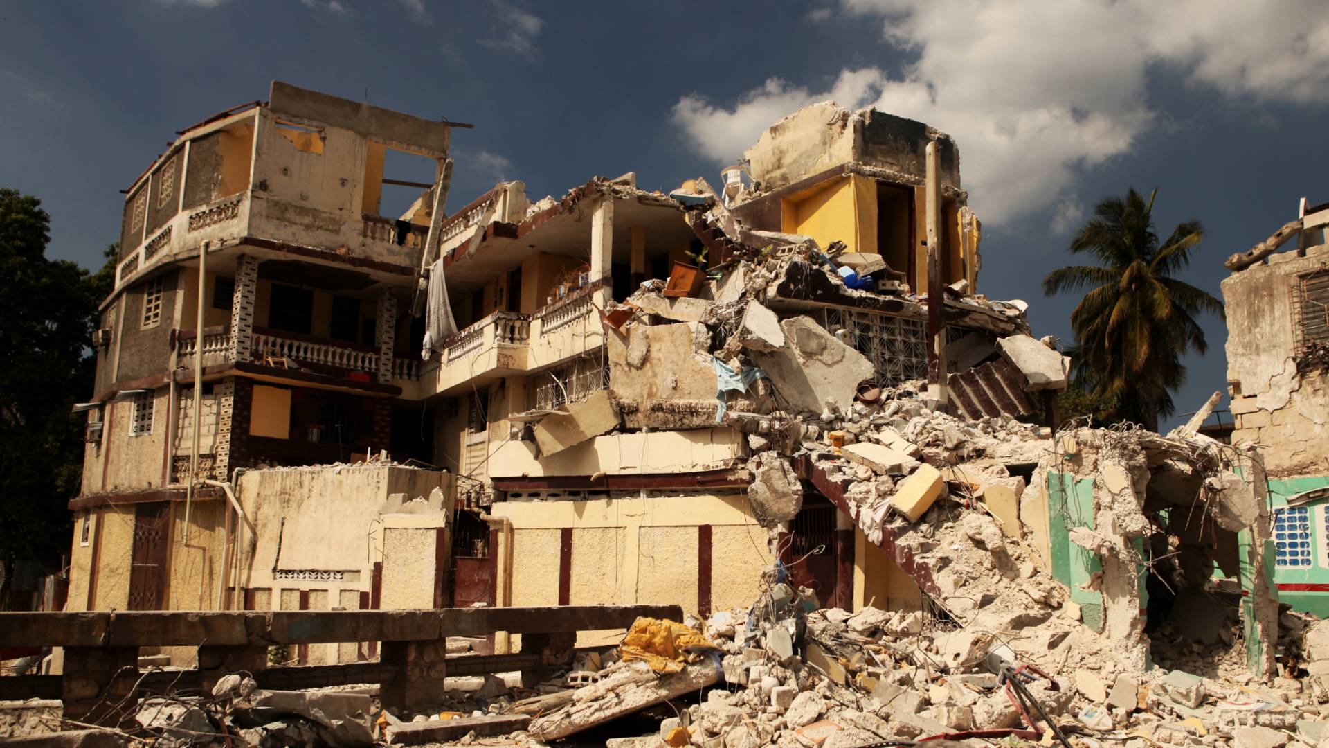 منزل تعرض لزلزال "أرشيفية"