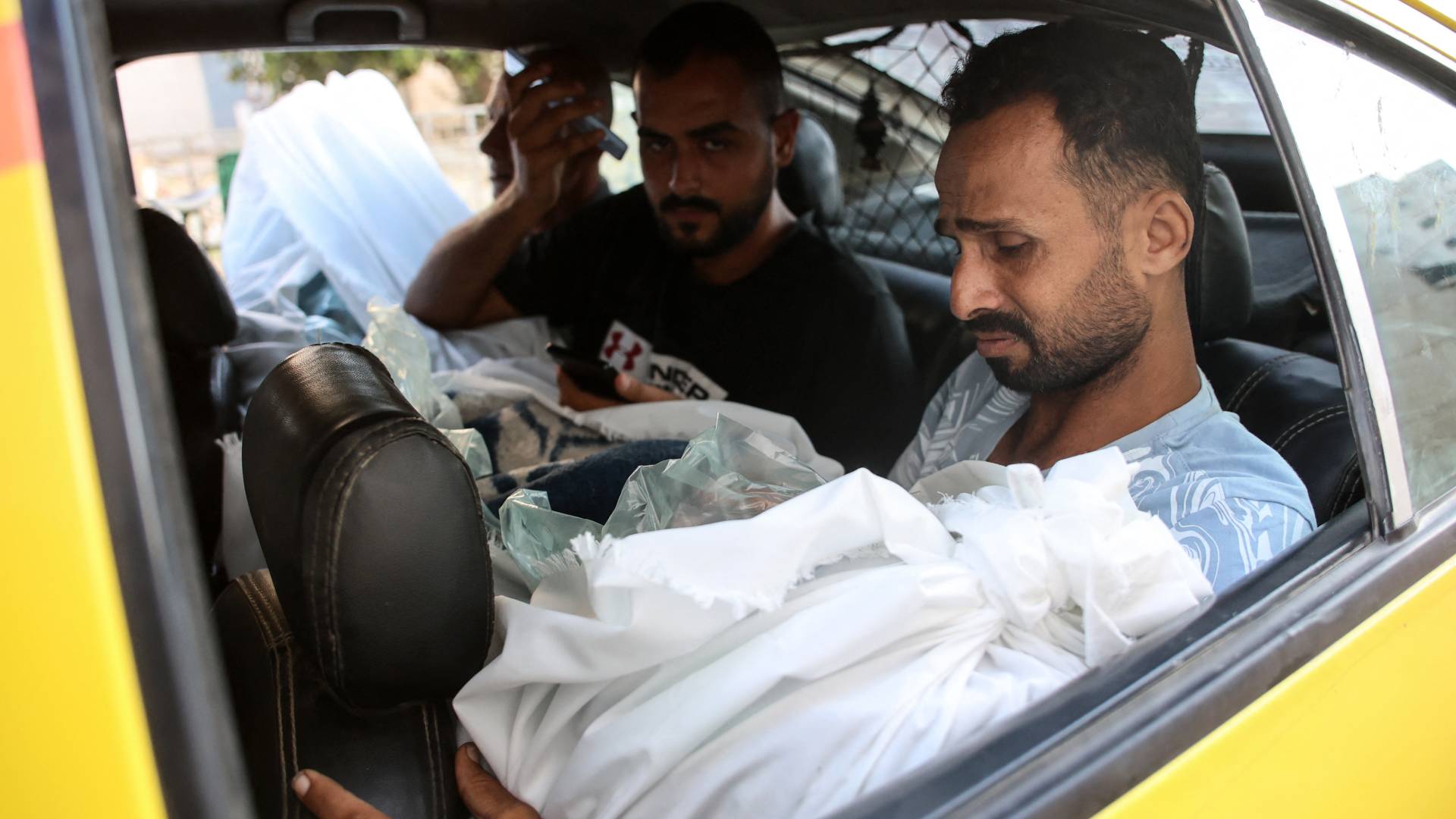 فلسطيني يشيع أحد أفراد عائلته "أ ف ب"