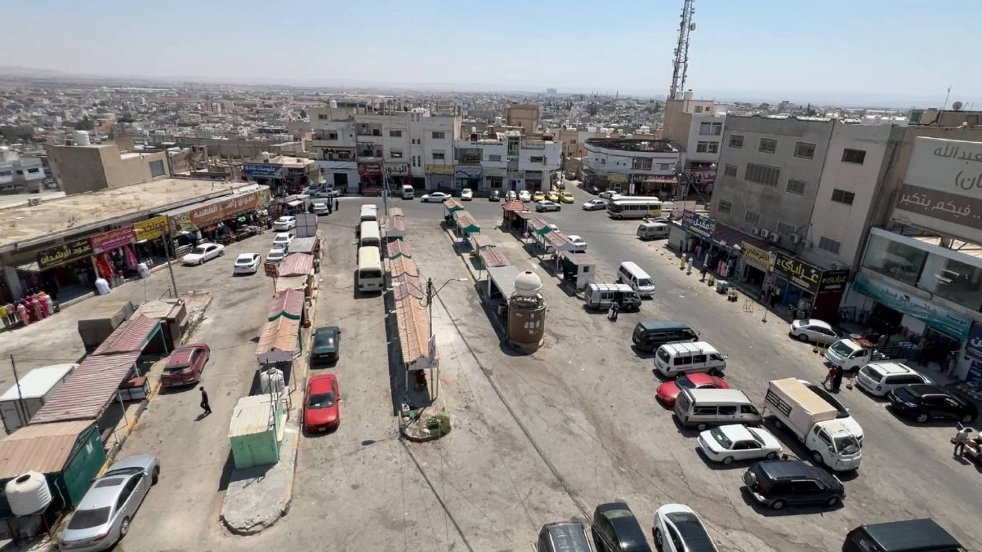 صورة تظهر مجمع السفريات في مدينة الرمثا