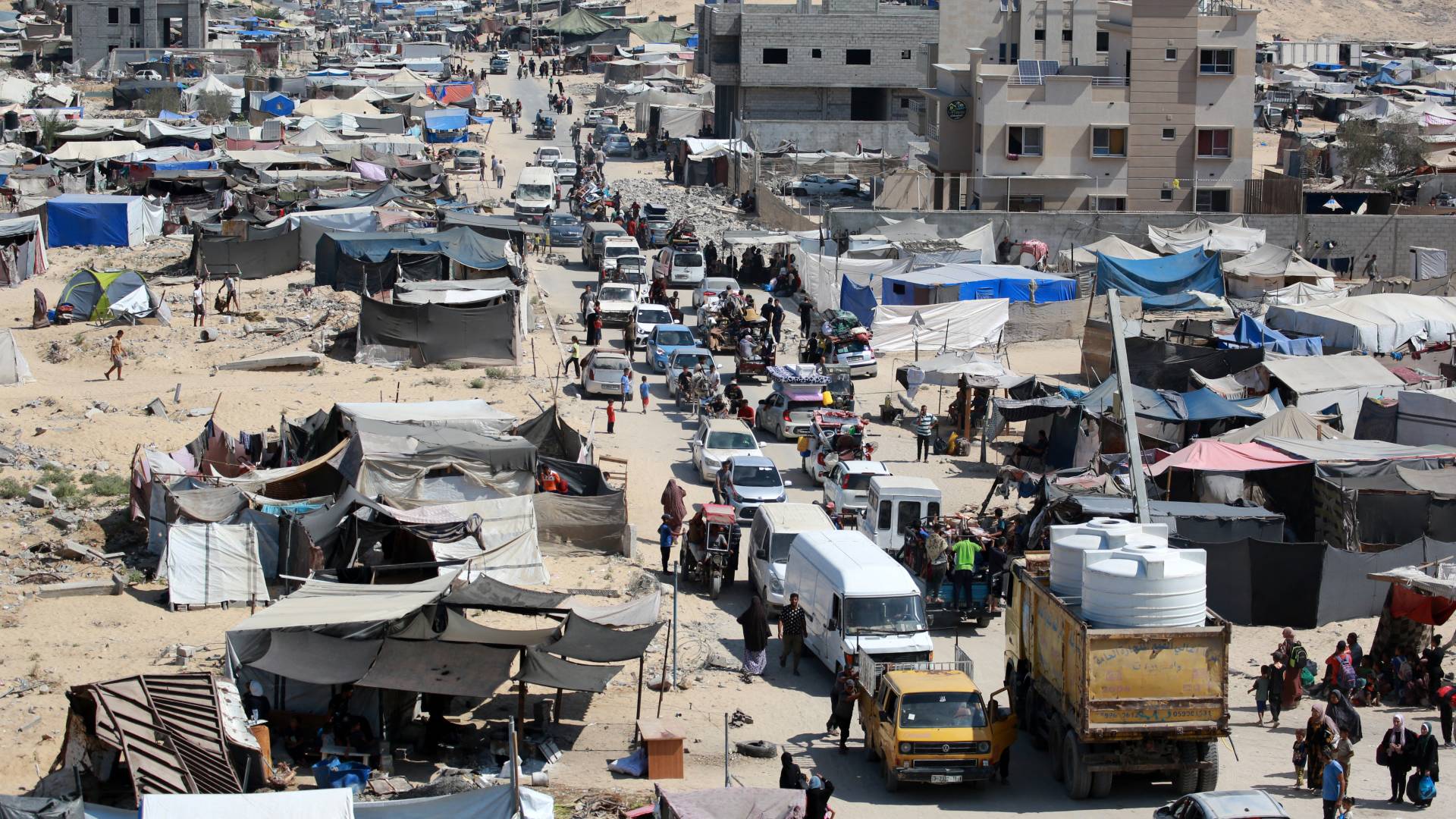 فلسطينيون ينزحون من منطقة حمد السكنية والمناطق المحيطة بها في خان يونس في جنوب قطاع غزة