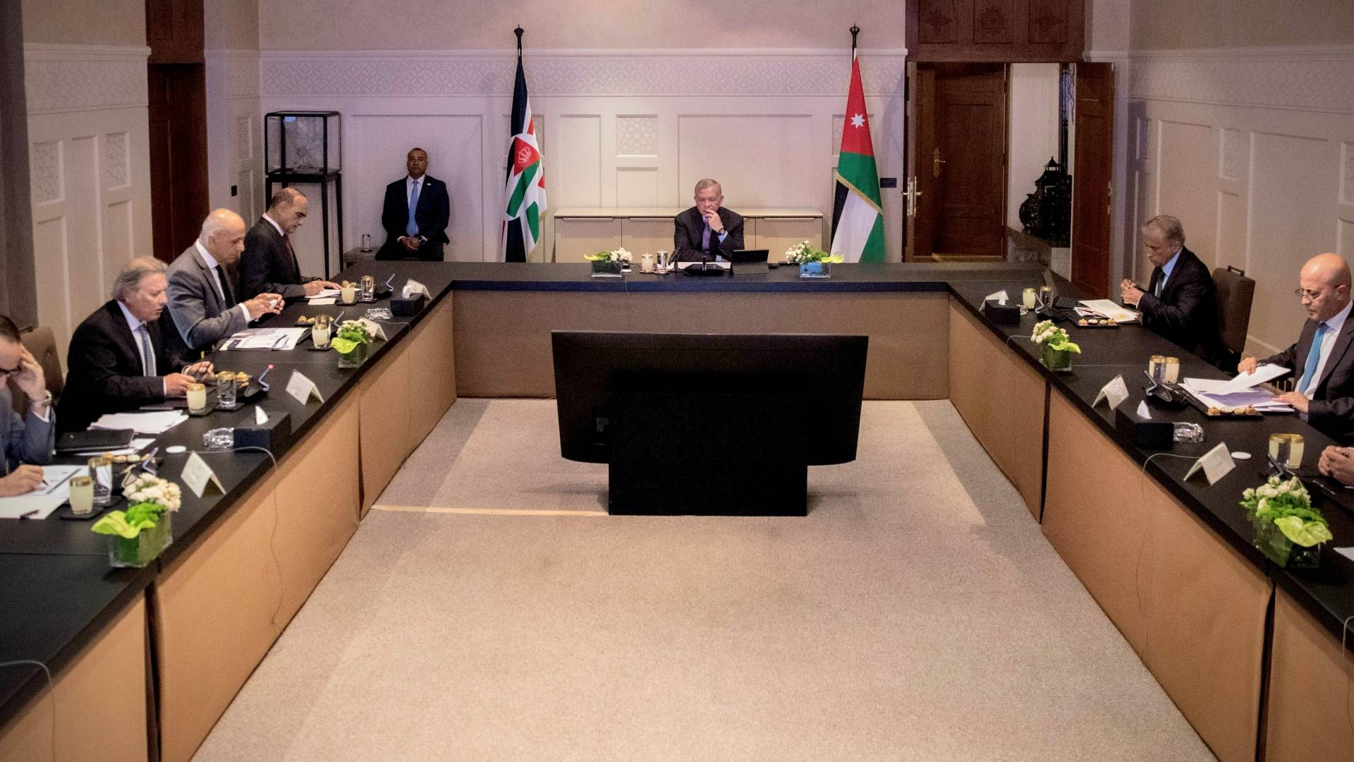 جلالة الملك خلال اجتماعات منفصلة في قصر الحسينية مع المعنيين، بحضور رئيس الوزراء الدكتور بشر الخصاونة