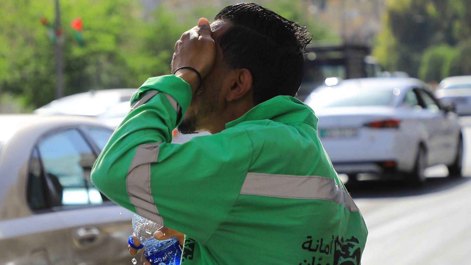 عامل وطن يعمل تحت أشعة الشمس