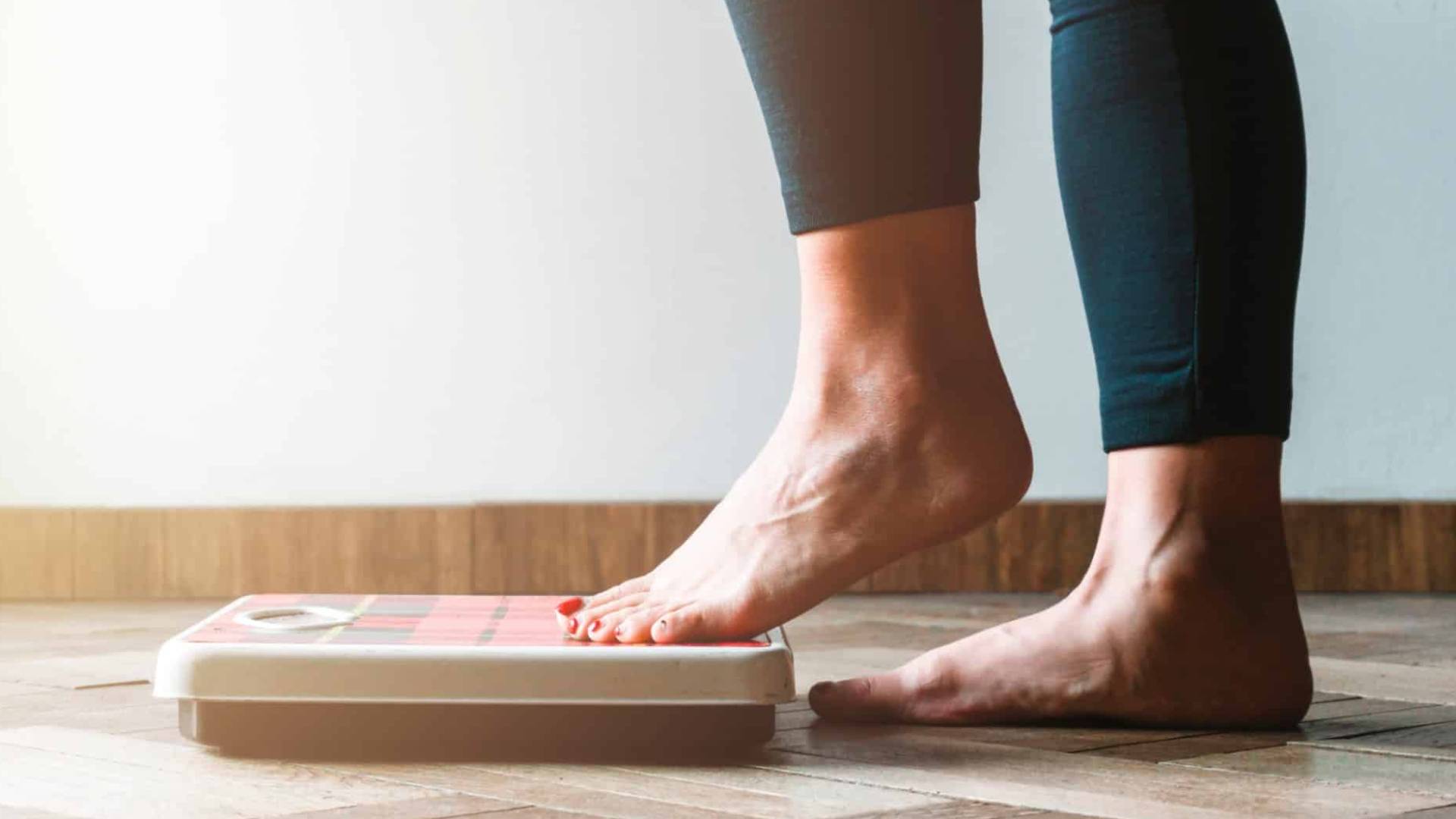 سيادة تحاول قياس وزنها - تعبيرية