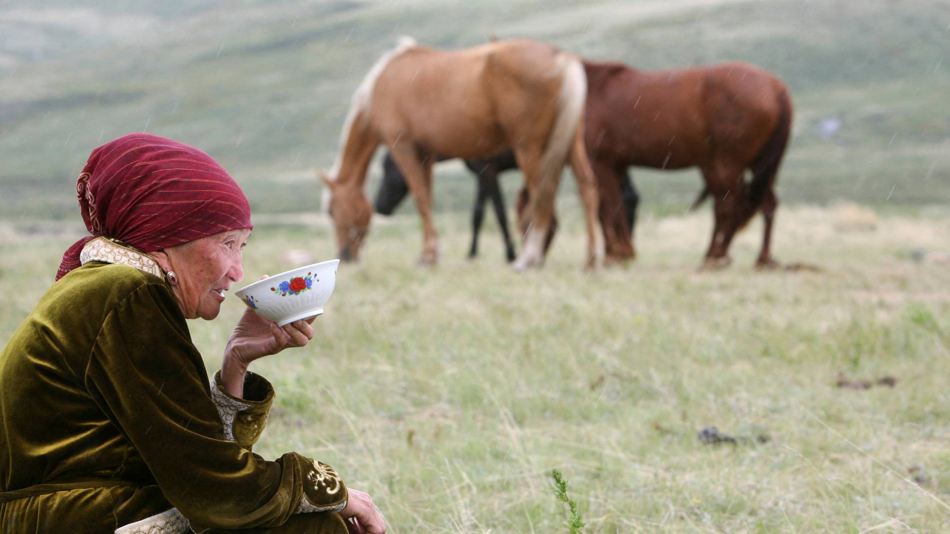 امرأة قرغيزية تشرب حليب الخيل في مرعى صيفي مرتفع يسمى سوسامير، على بعد حوالي 170 كيلومترًا (106 أميال) جنوب العاصمة القرغيزية بيشكيك