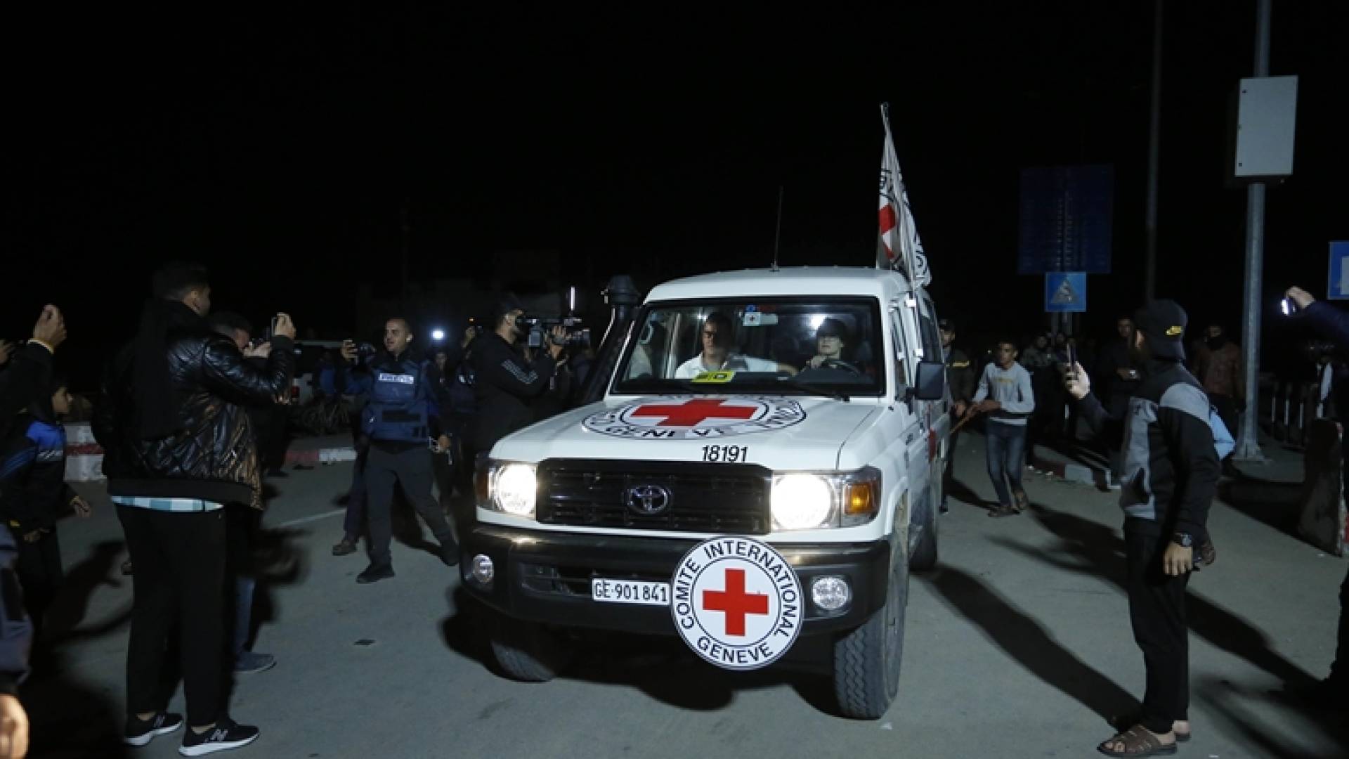 سيارة للصليب الأحمر تقل أسرى ضمن صفقة التبادل الأولى