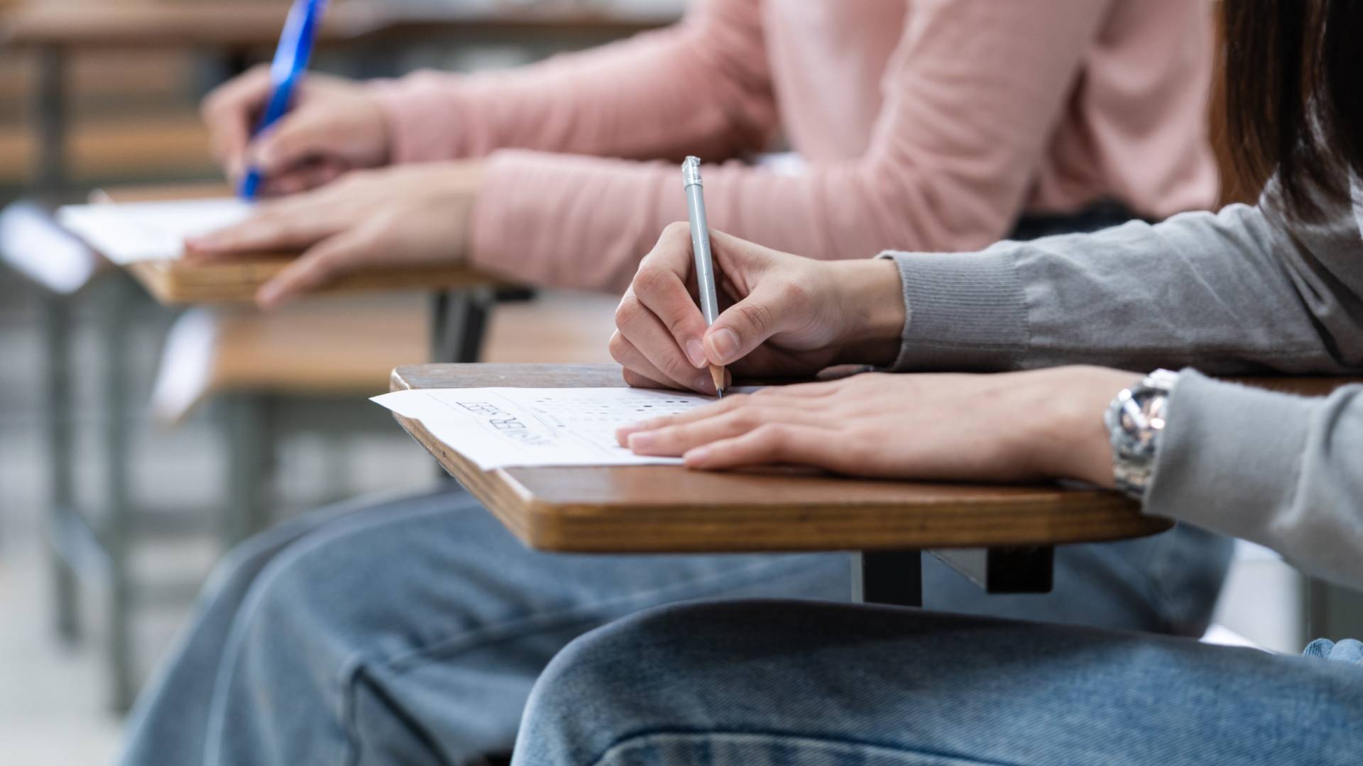 طلبة يتقدمون لامتحان "تعبيرية"