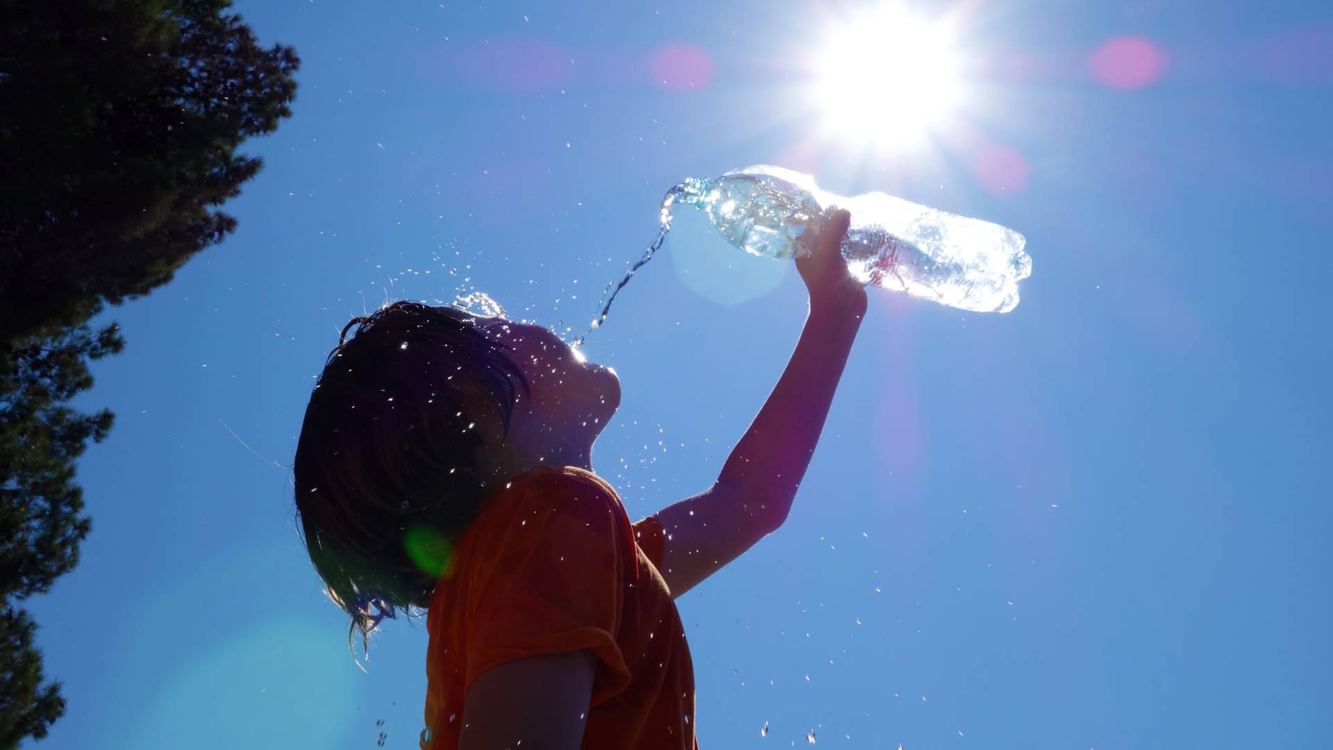 صورة تظهر فتى متأثرا بأجواء حارة