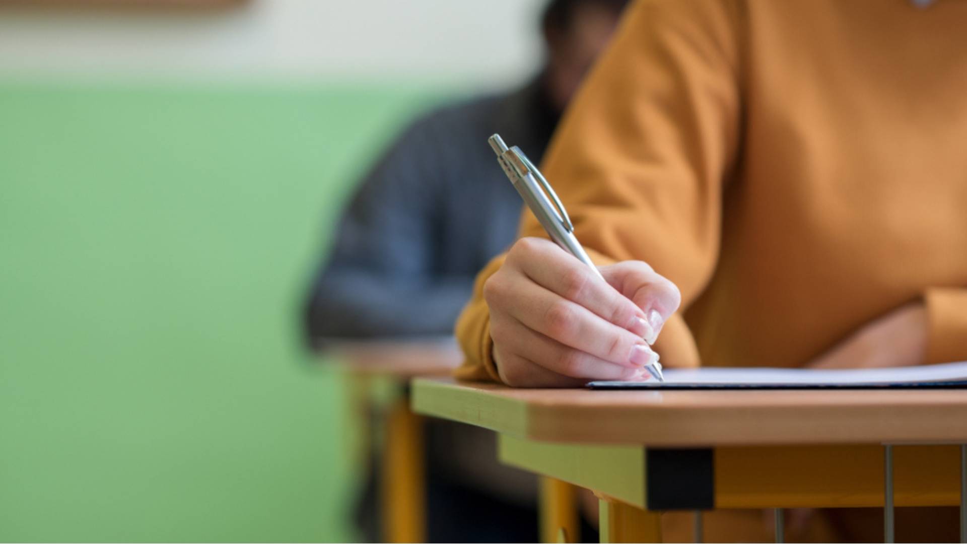 طالب يتقدم لامتحان