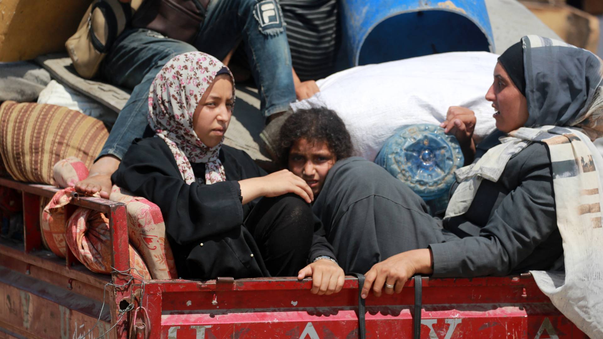 فلسطينيات في مخيم نازحين بمدينة خان يونس بجنوب قطاع غزة