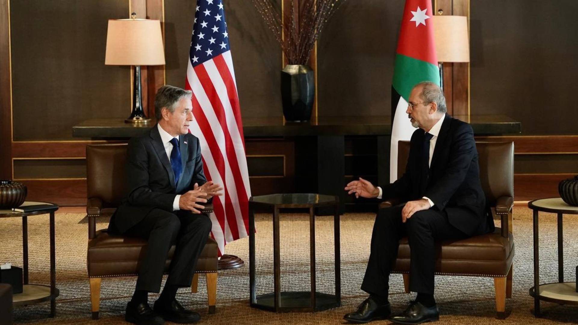 وزير الخارجية الصفدي (يمينا) ووزير الخارجية الأمريكي بلينكن (يسارا)