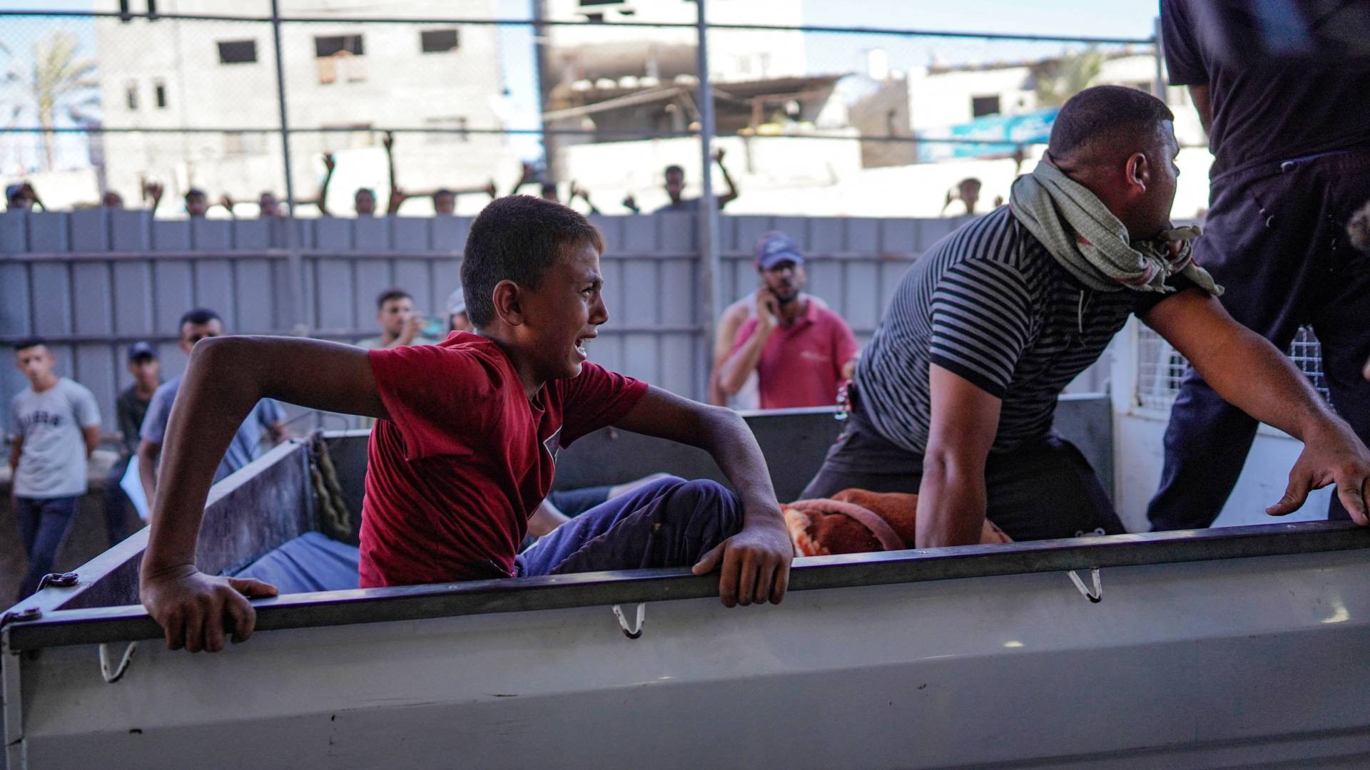 طفل فلسطيني يبكي أحد أفراد عائلته