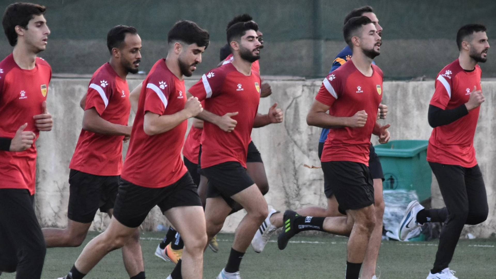 جانب من تدريبات نادي الحسين