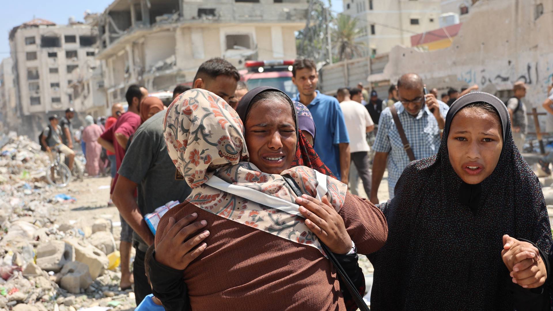 رد الفعل بعد غارة للاحتلال على مدرسة تؤوي الفلسطينيين النازحين، في حي الرمال بوسط غزة